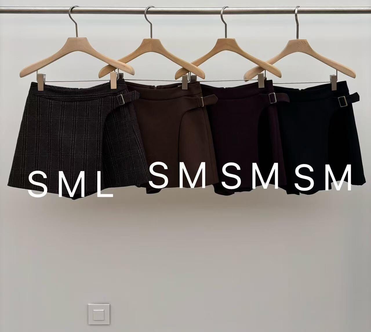 JU5314 腰帶扣深色系短裙