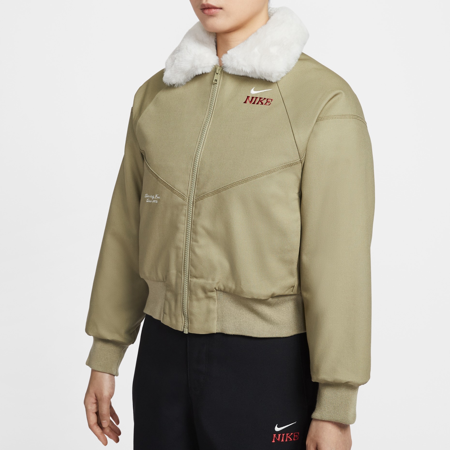 女款 NIKE NSW CNY JACKET 橄欖綠 馬年 新年 刺繡 翻領 人造毛 中短版 外套【IQ3823-276】NKTF