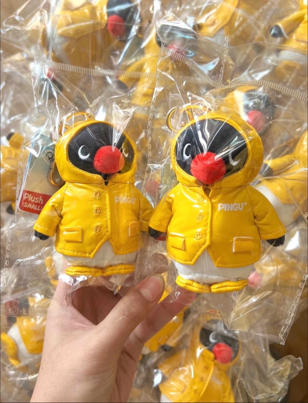 <韓國限定正版>CGV x PINGU 企鵝家族 雨衣PINGU 吊飾