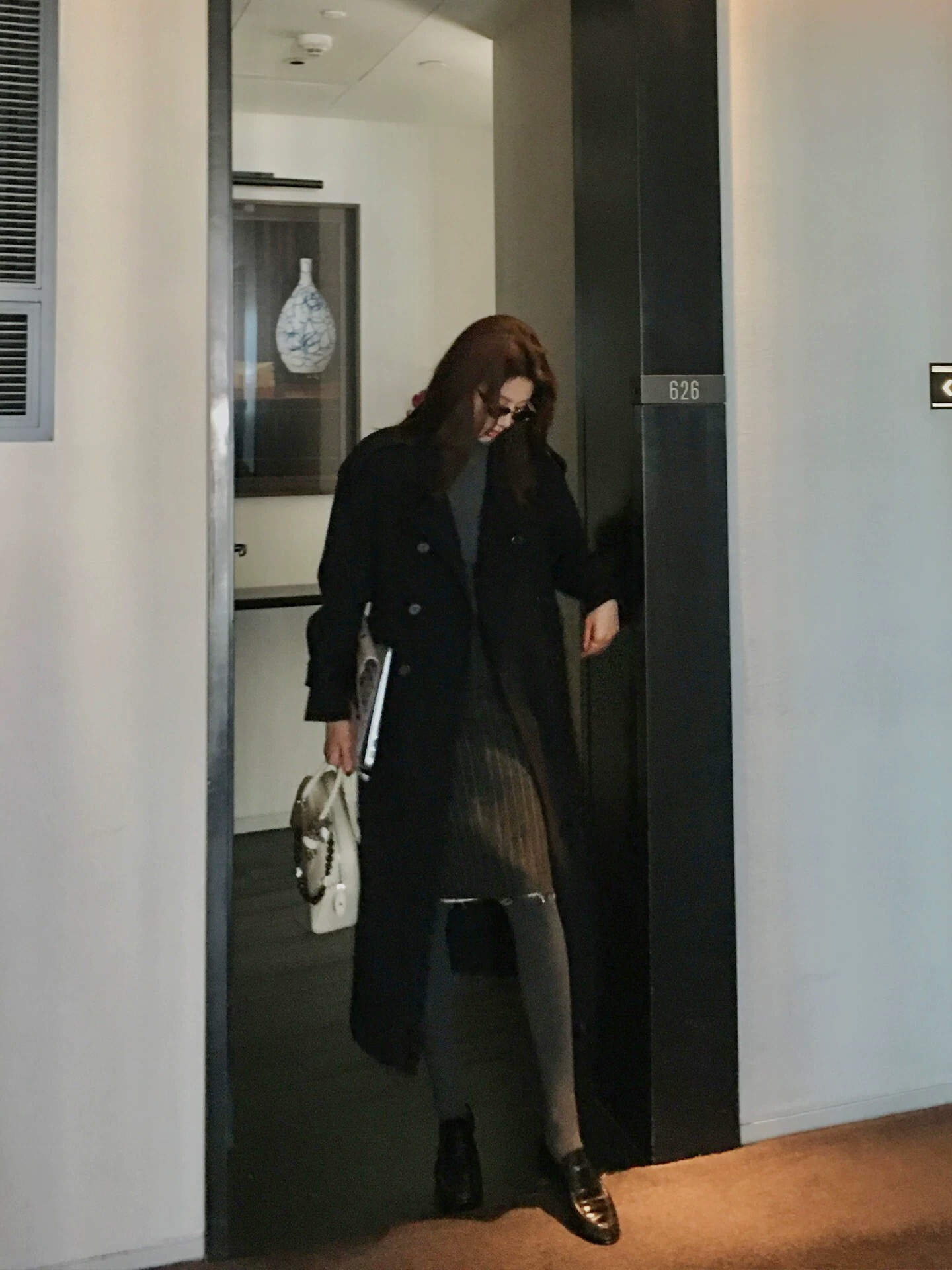 經典黑配色直條紋不修邊鉛筆裙-S-L (Elegant & Love)