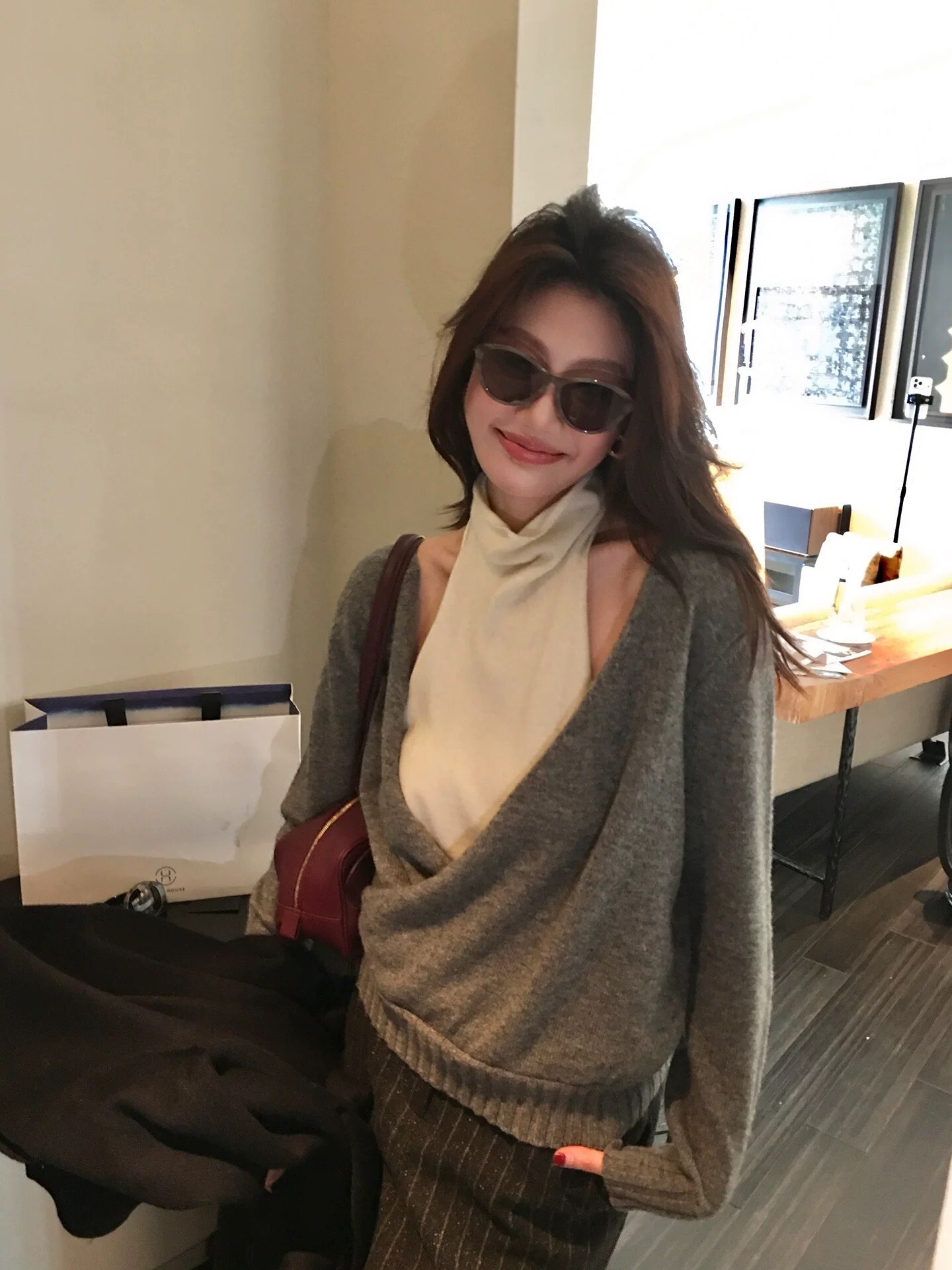 質感灰配色假兩件高領背心V領上衣-S-L (Elegant & Love)