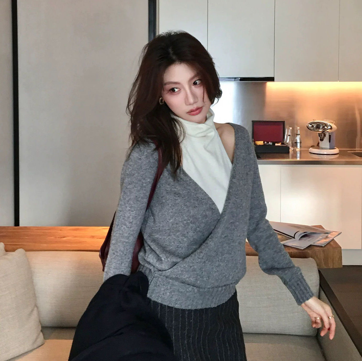 質感灰配色假兩件高領背心V領上衣-S-L (Elegant & Love)