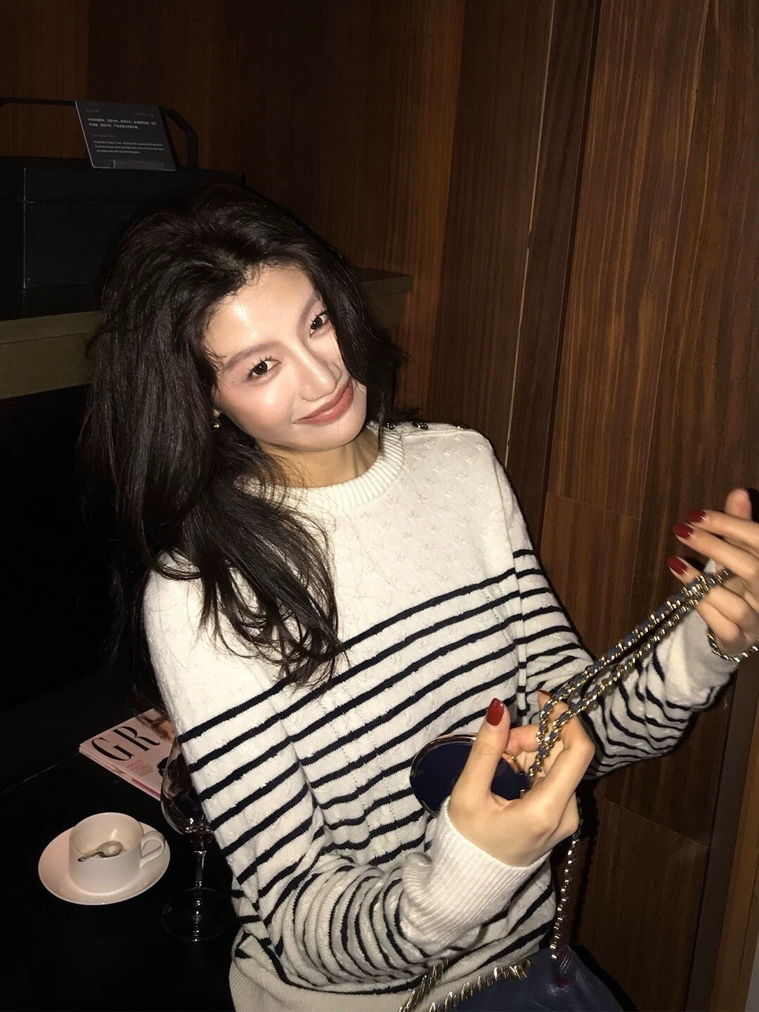 法式配色橫條紋側三釦圓領針織上衣-F (Elegant & Love)