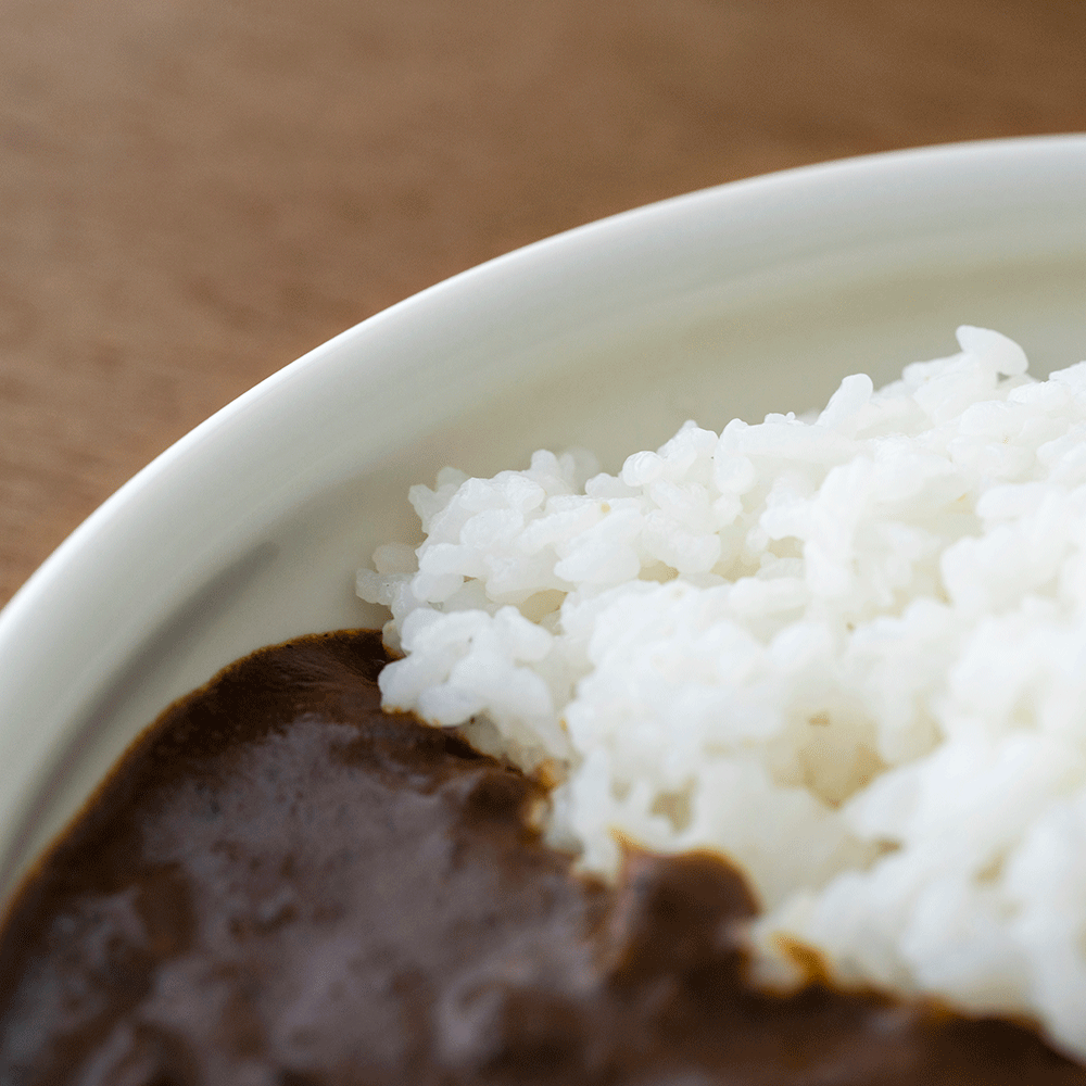 amabro-吉冨寬基波佐見內玉緣咖哩盤,採用在盤緣特別加厚的技法,盤子的內側也以丸型設計