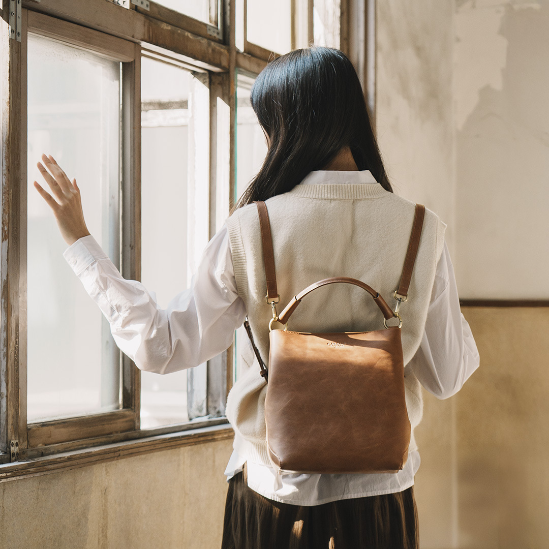 都市漫遊 真皮手提水桶多用後背包-兩色(234063)