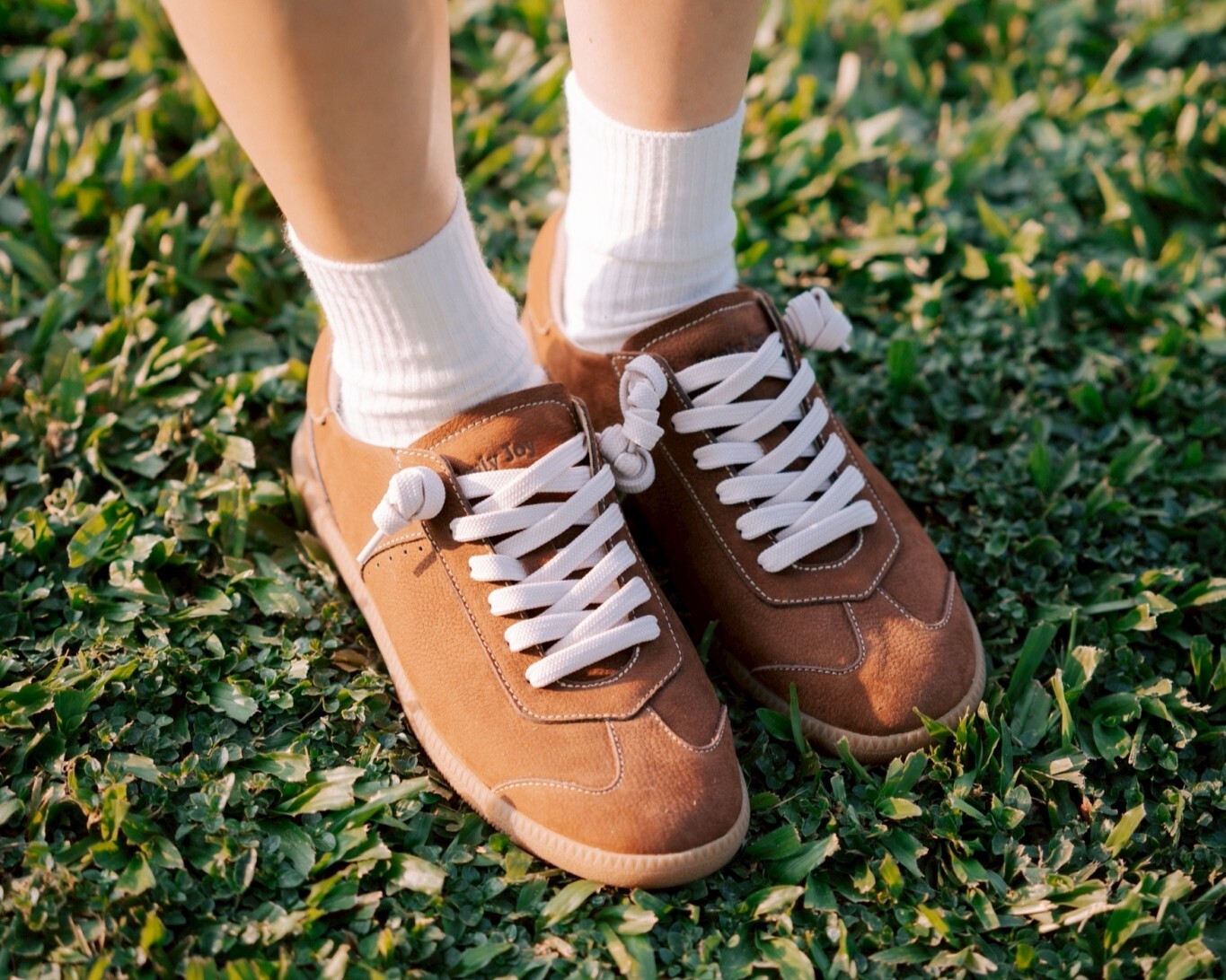 Sanly Joy德訓鞋流行配色盤點，展示美拉德焦糖色，真皮拼接細節，推薦給追求顯白穿搭與流行趨勢的女生，打造多變風格。