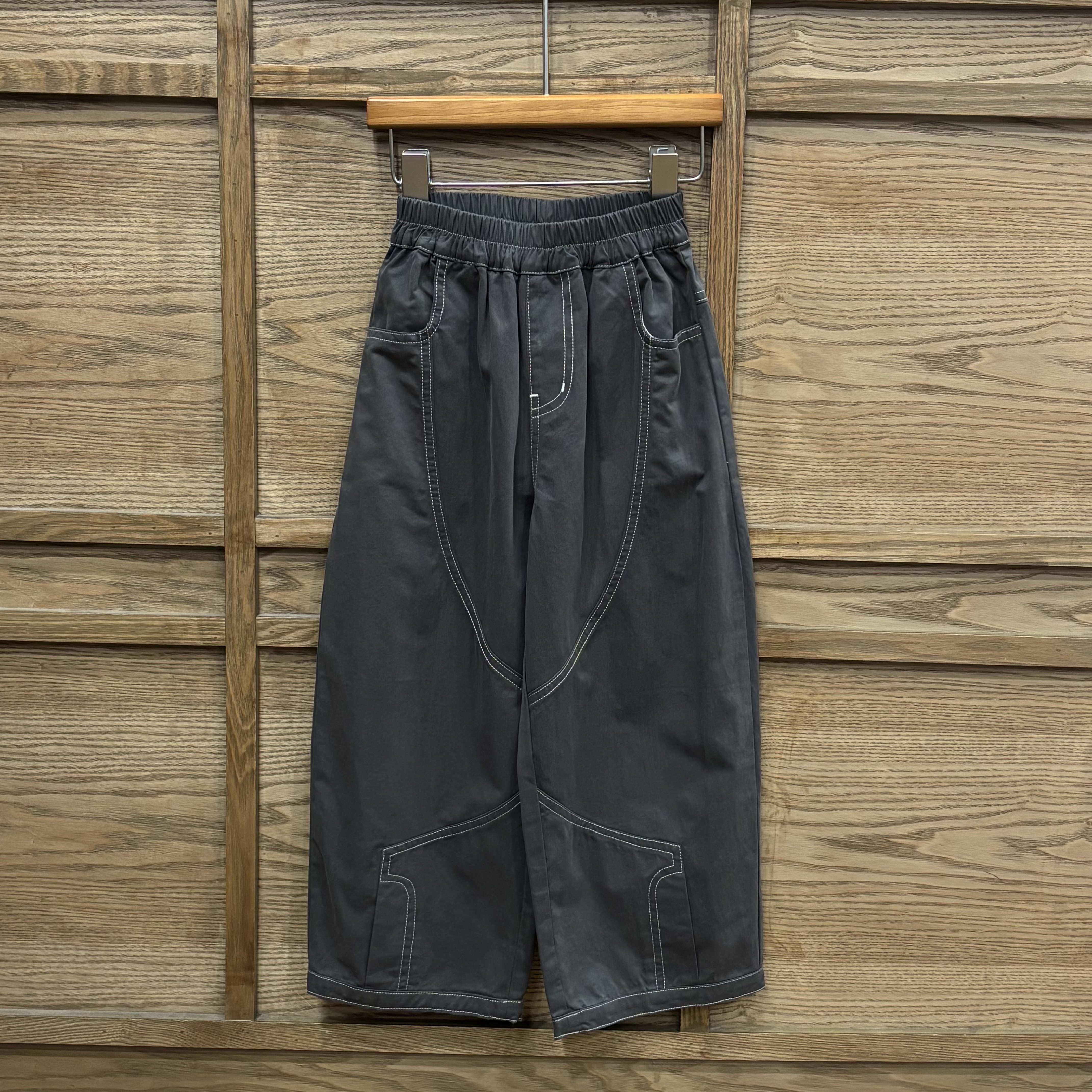 A03947外縫線設計長褲