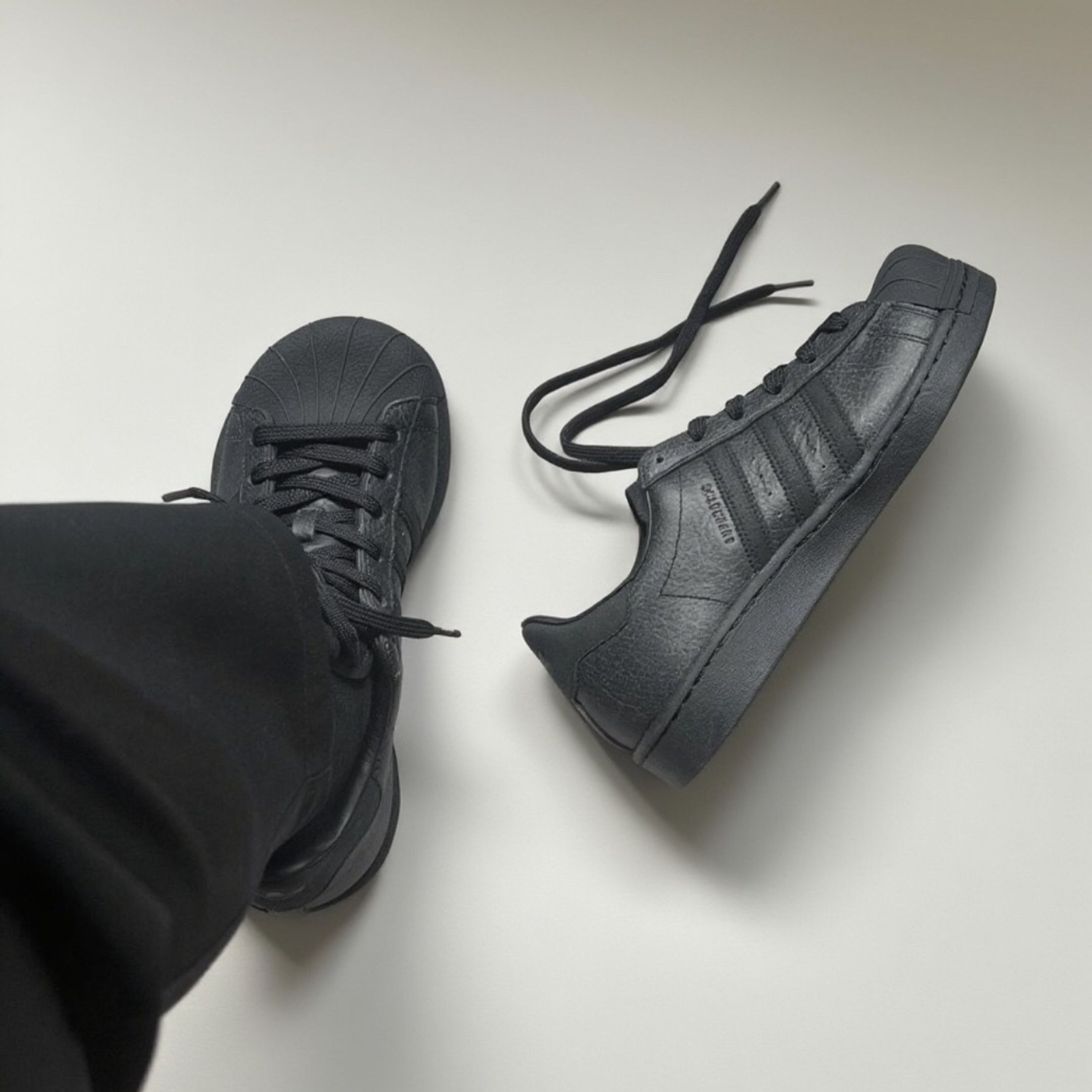 NICEDAY 代購 AVAVAV Carbon x Adidas Superstar 聯名 黑 皮革 圓頭 流線 異行 JR9458