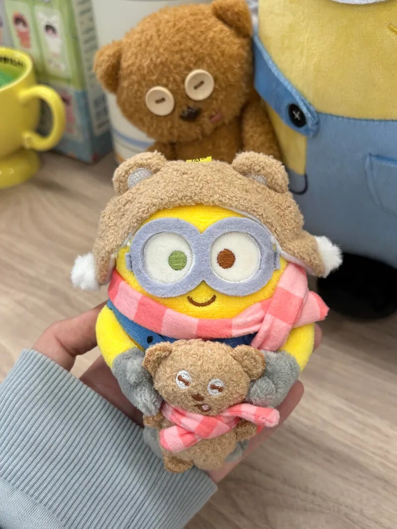 <環球正版授權> 小小兵 雙倍可愛系列 BOB 提姆熊 冬日限定 毛絨吊飾 鑰匙圈 睡衣 圍巾 小黃人