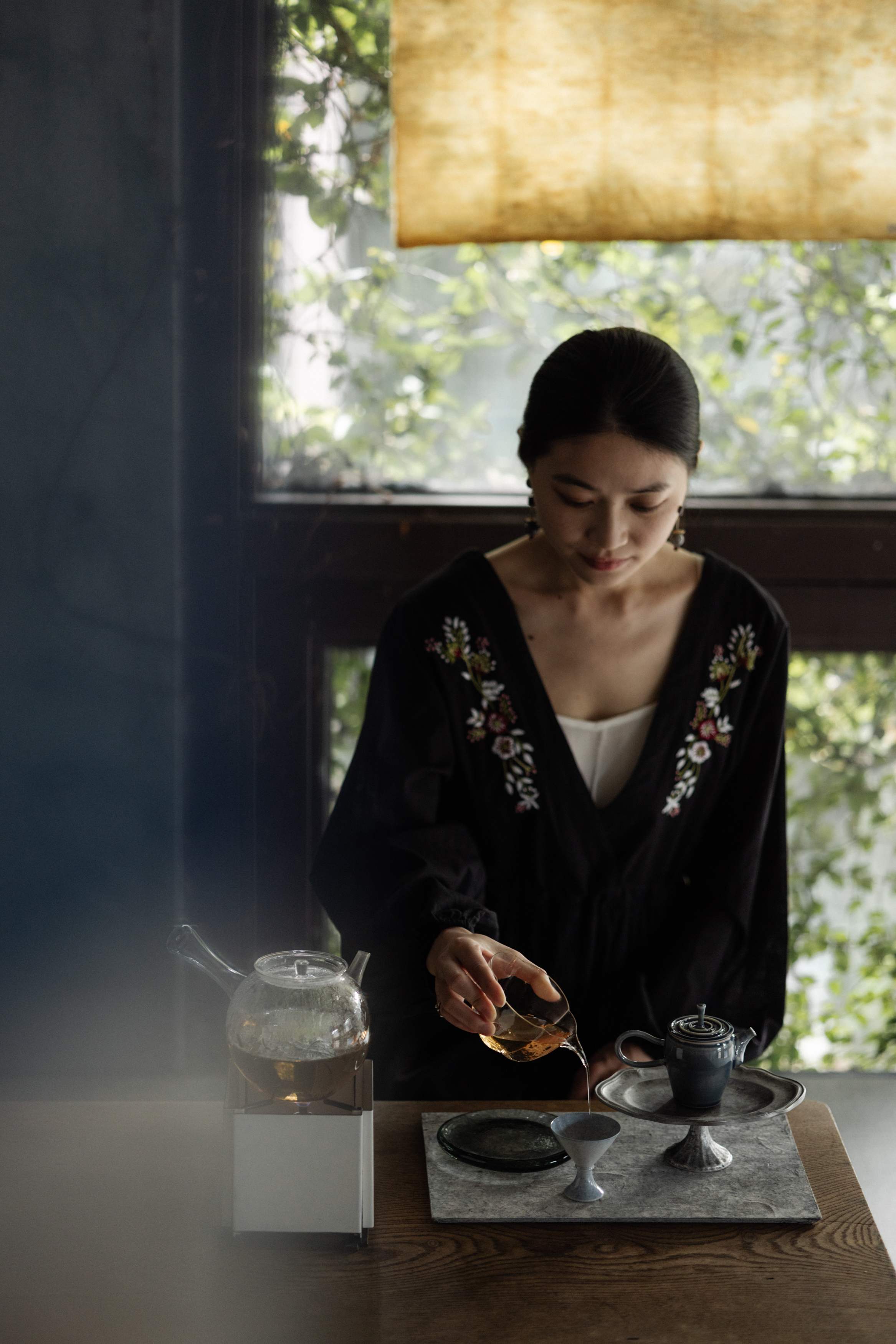 Ｖ領刺繡腰身長洋裝_黑