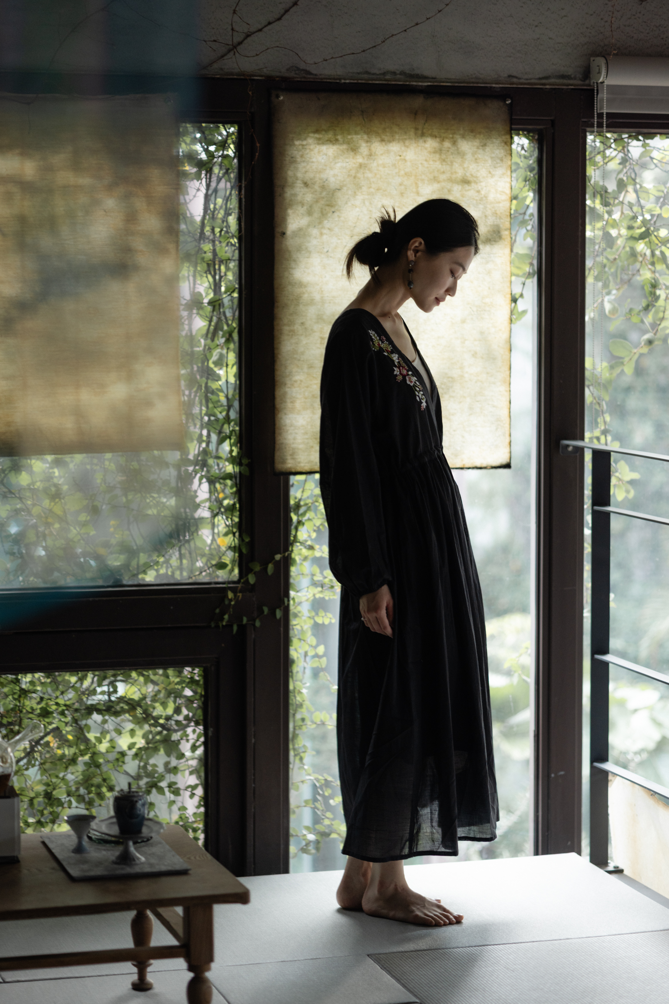 Ｖ領刺繡腰身長洋裝_黑