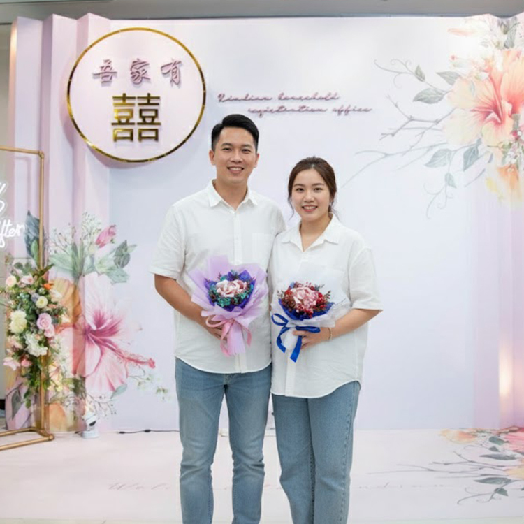 戶政事務所結婚登記鈔票花束,象徵我們往後有錢花不完