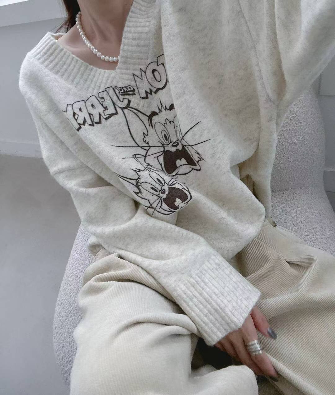 湯姆貓圖V領毛衣