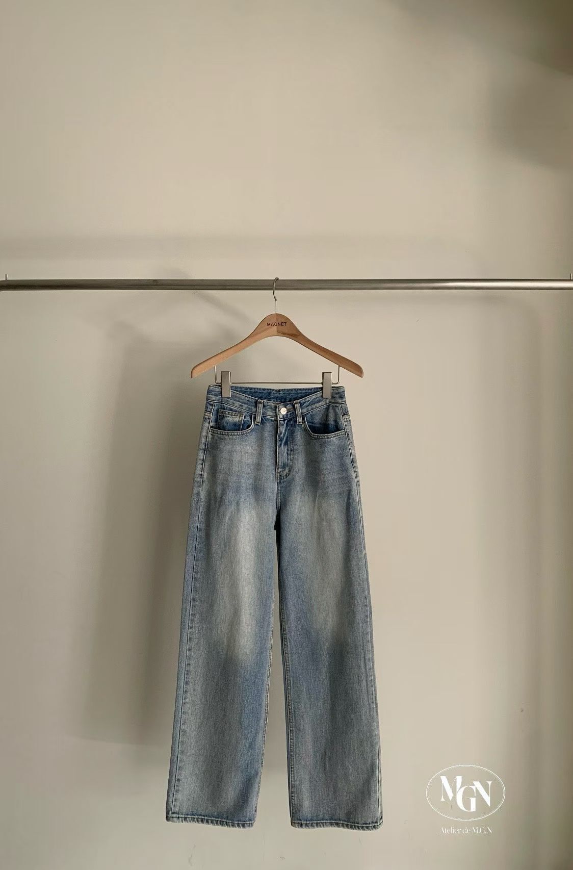 MN5304 淺貓鬚直筒牛仔褲