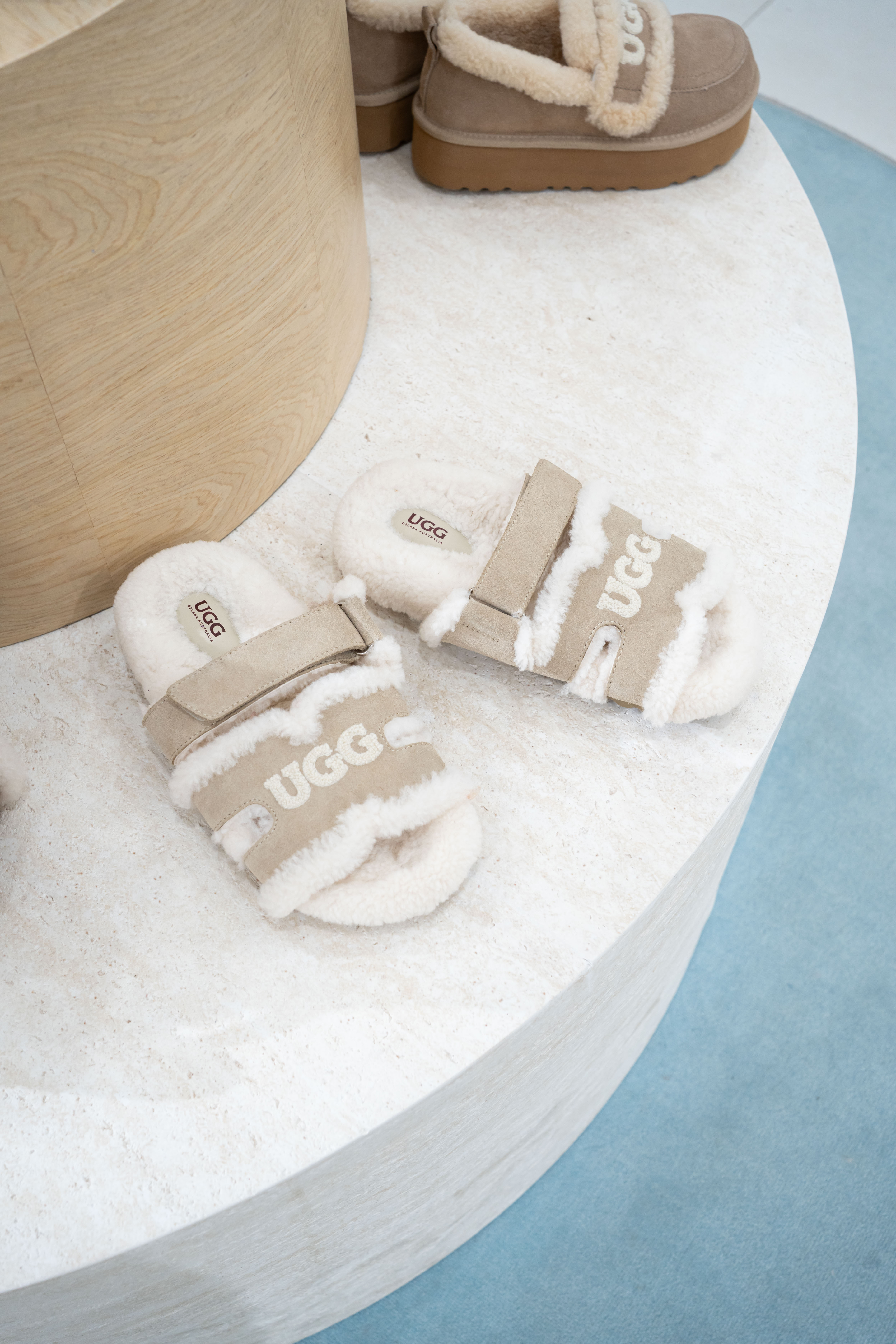 【4色入】UGG Ozlana Estela Logo Shearling Open Slipper 二舅拖