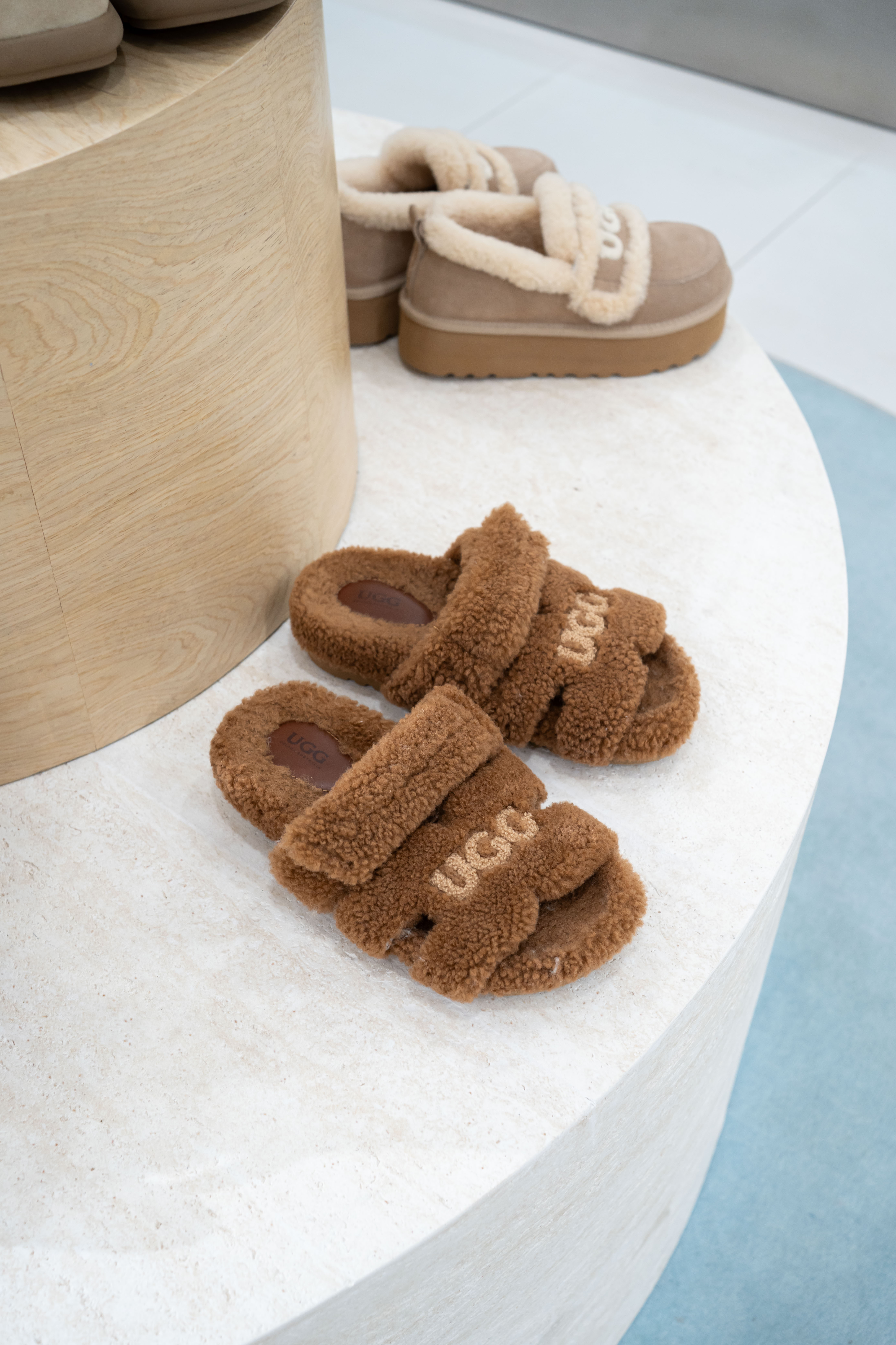 【4色入】UGG Ozlana Estela Logo Shearling Open Slipper 二舅拖