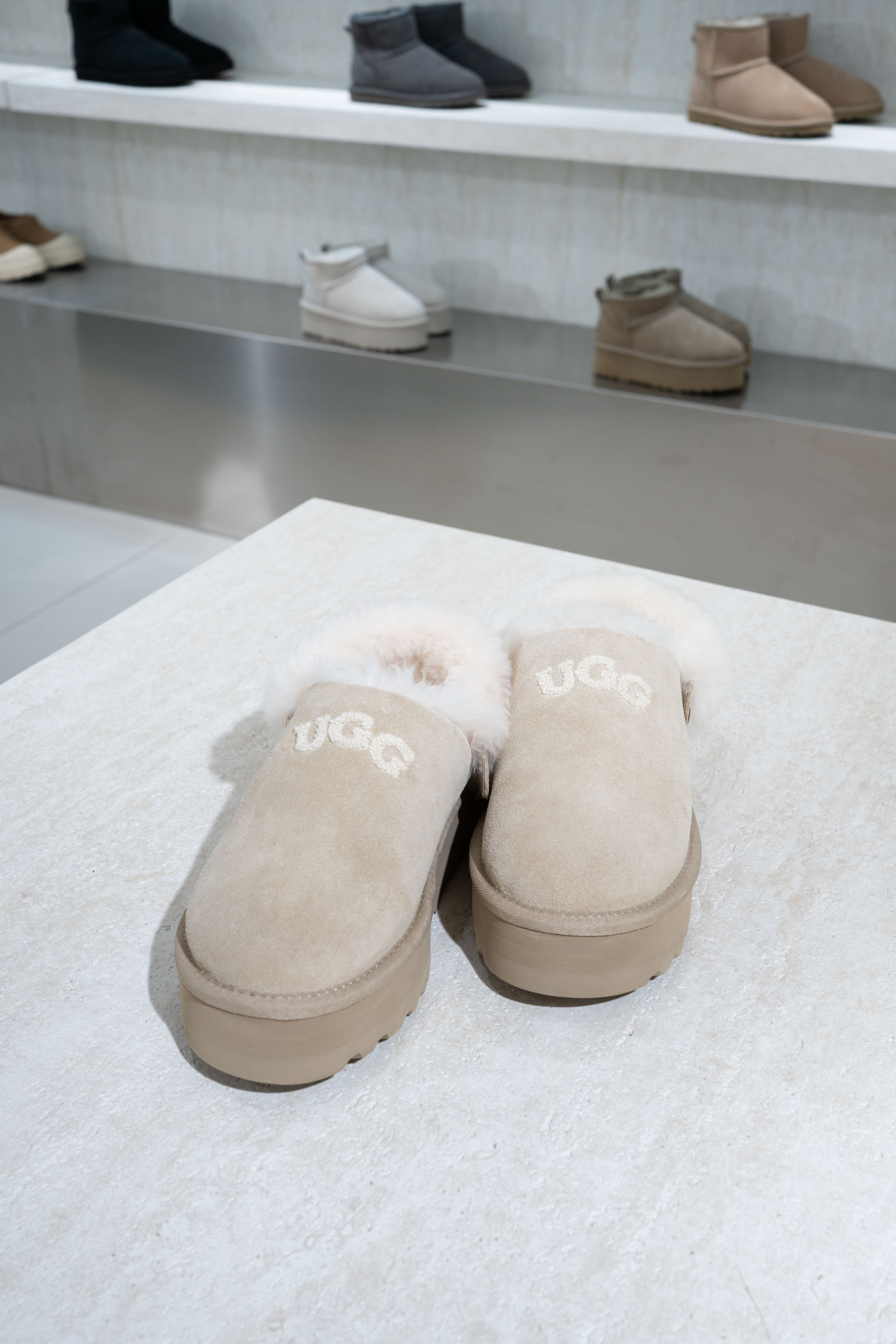 【2色入】UGG Ozlana Logo Platform Slipper