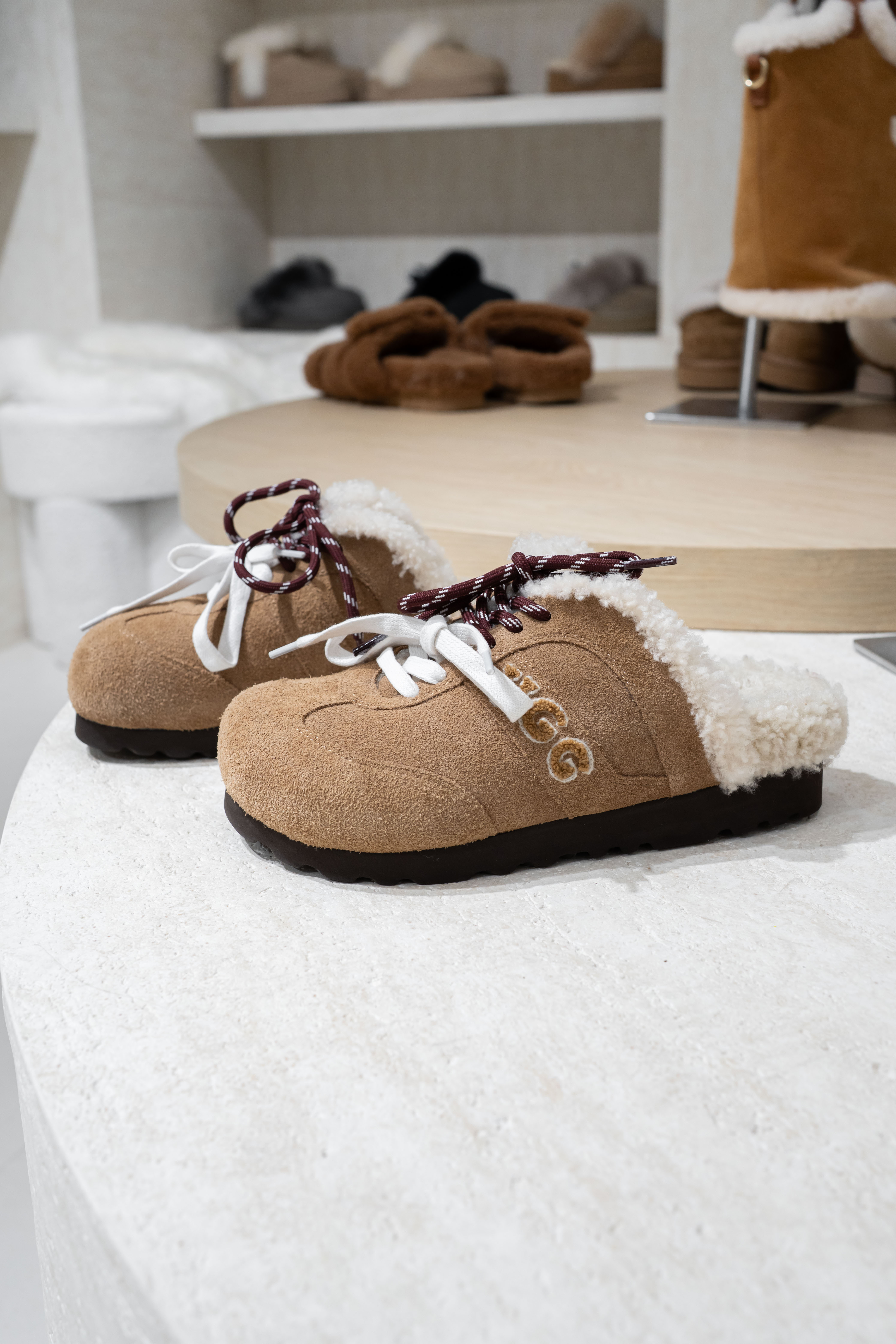 【3色入】UGG Ozlana Logo Shearling Sneaker Slipper