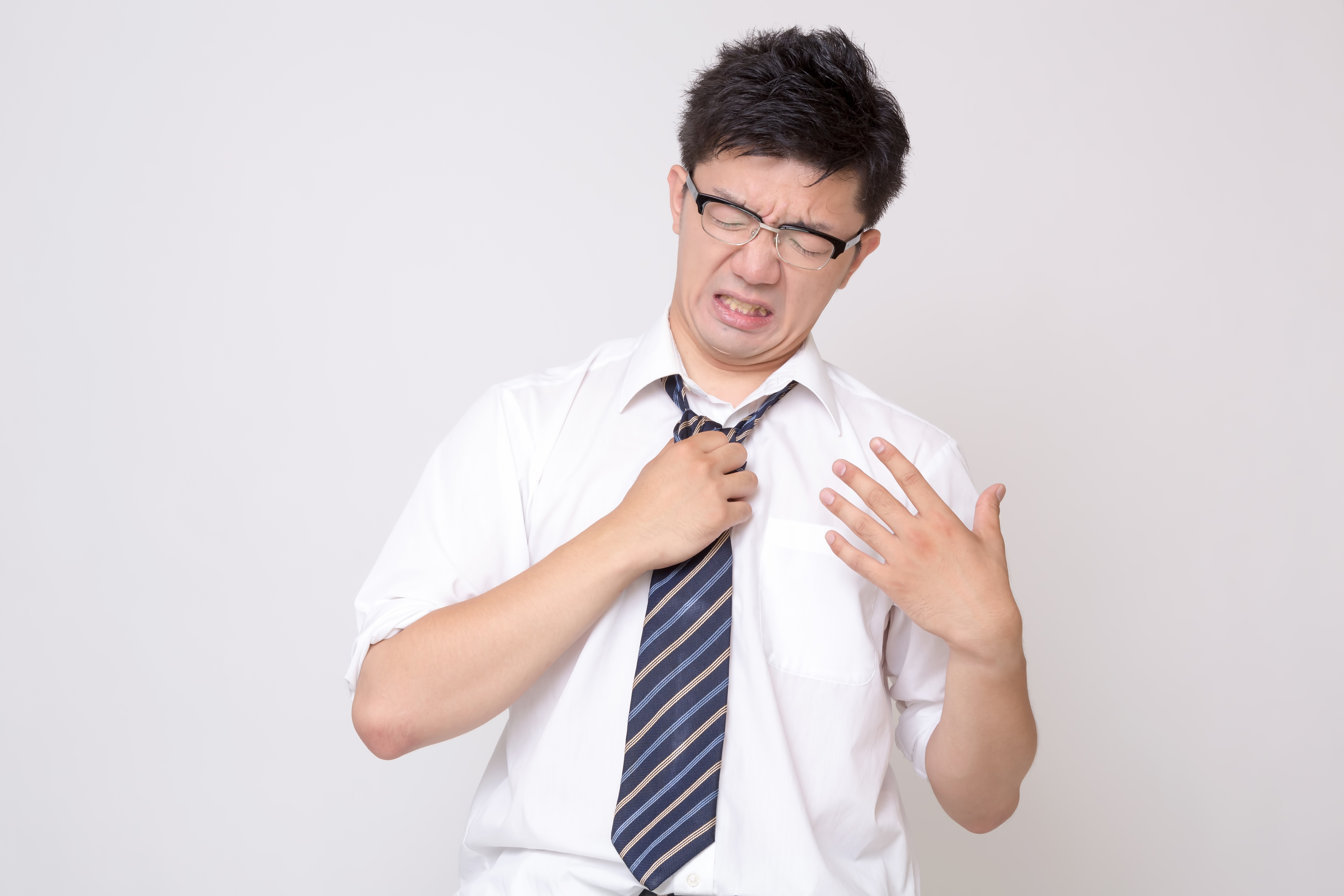 一位上班族穿著不透氣的商務短袖襯衫