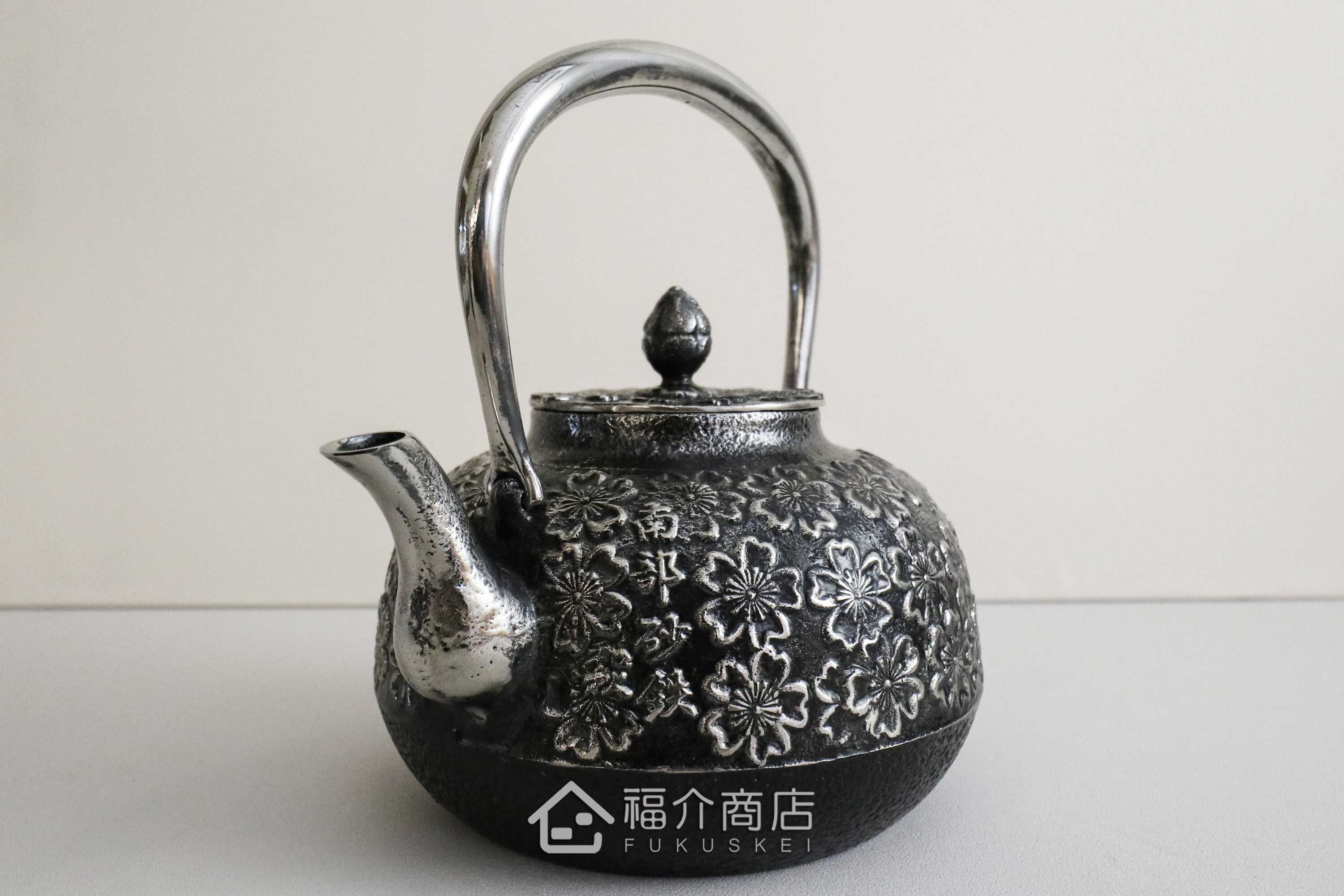 金野和司所製作的日本砂鐵壺,壺身設計櫻花造型紋樣,煮水泡茶用的鐵壺