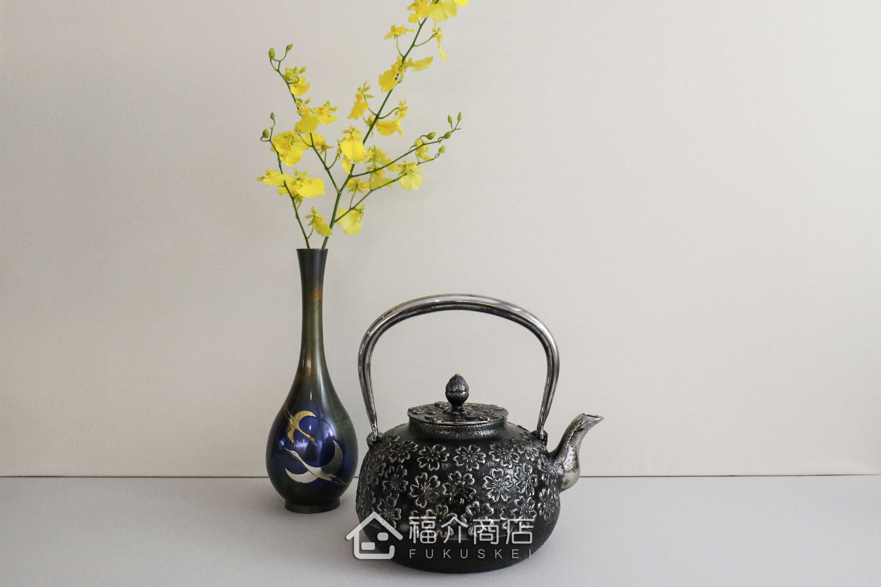 金野和司所製作的日本砂鐵壺,壺身設計櫻花造型紋樣,煮水泡茶用的鐵壺