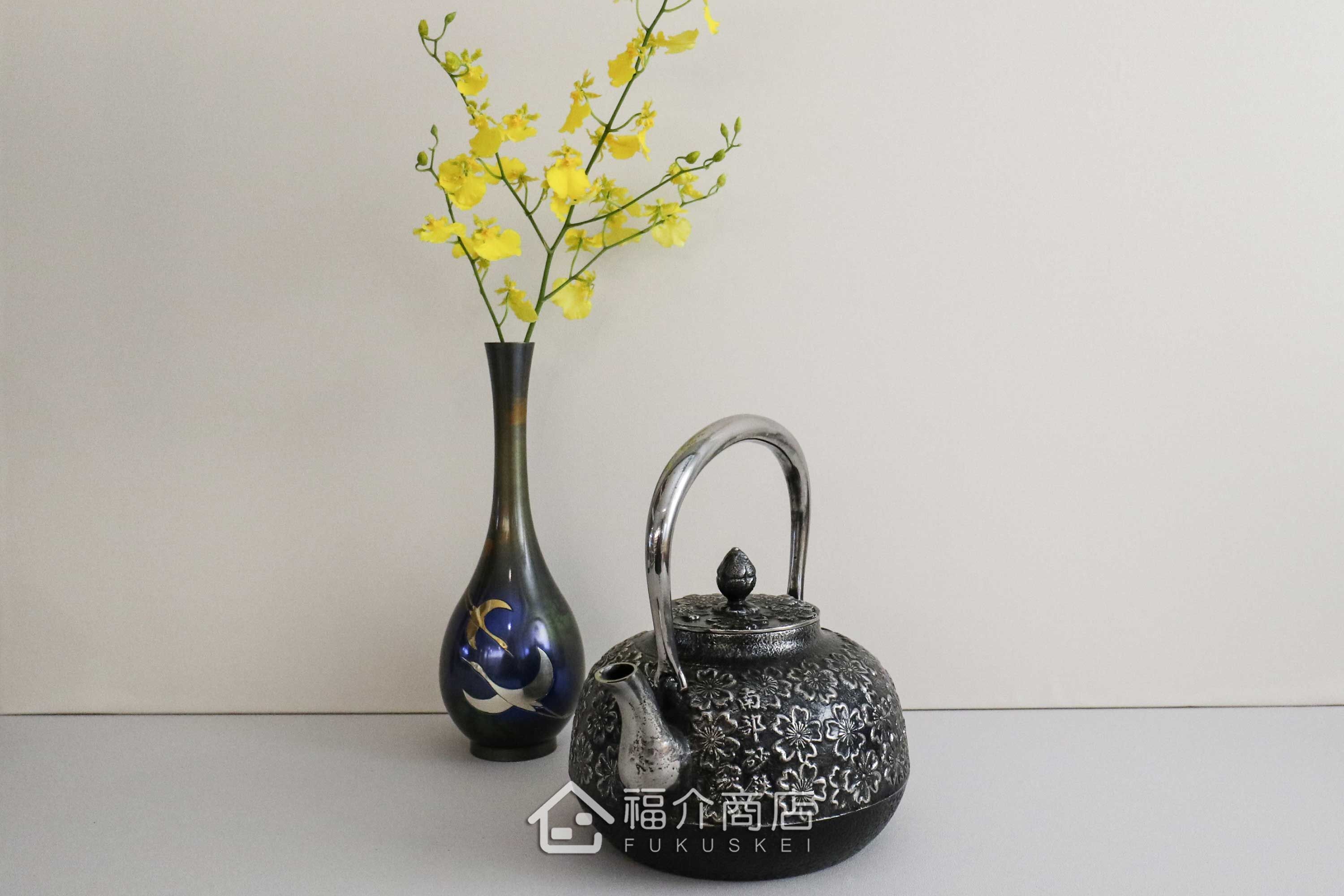 金野和司所製作的日本砂鐵壺,壺身設計櫻花造型紋樣,煮水泡茶用的鐵壺