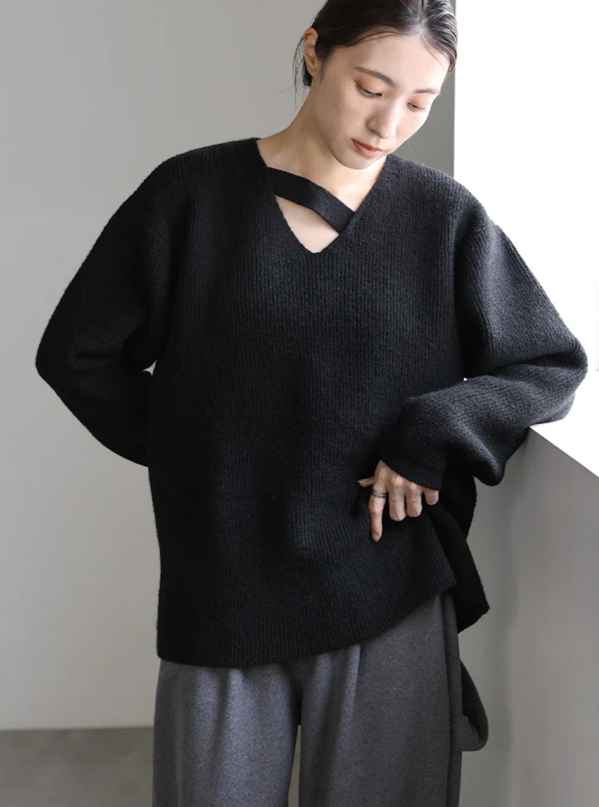 SELECT MOCA アシンメトリーVネックニットトップス黑（kt325079）