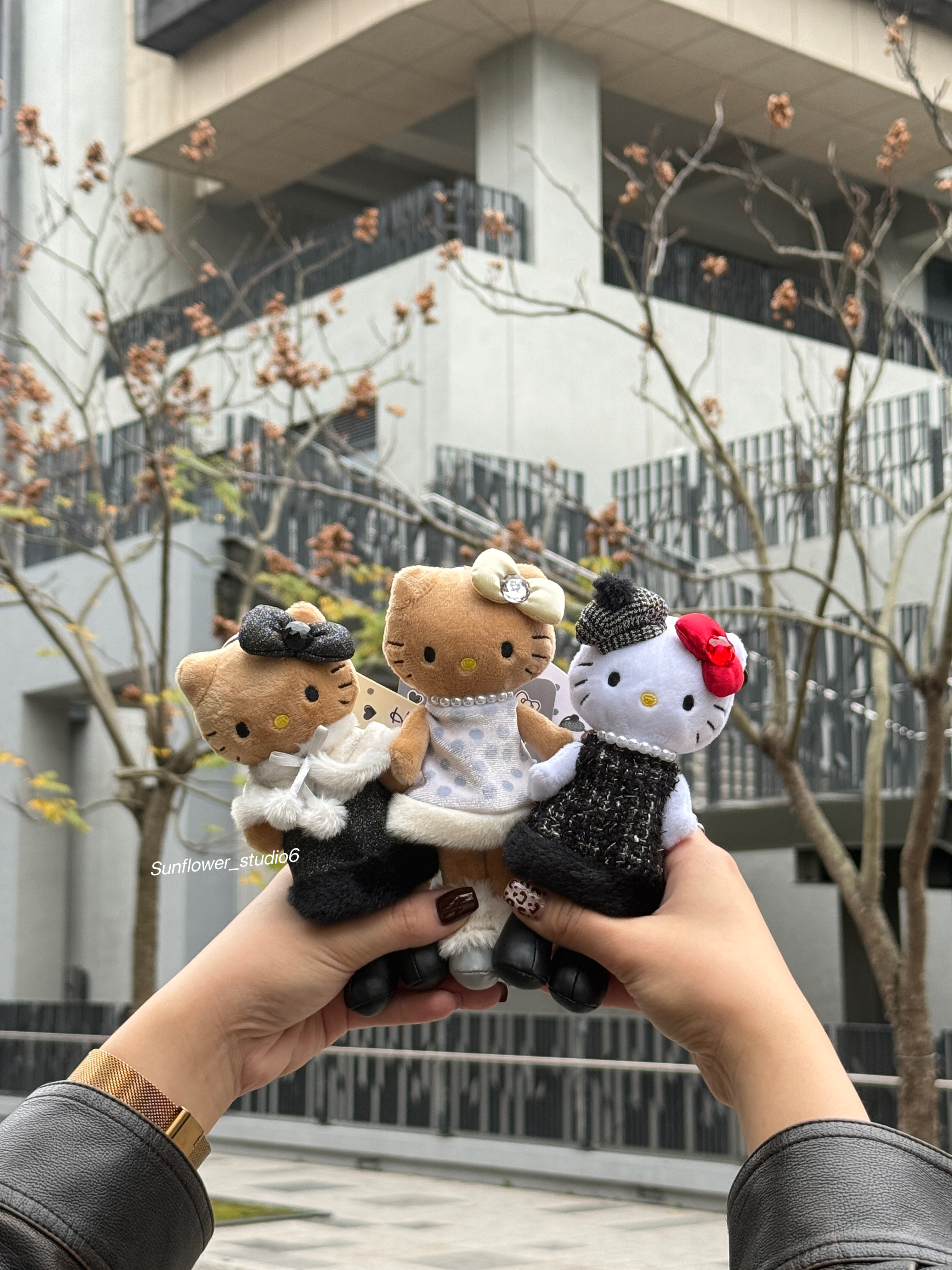 日本🇯🇵連線 Sanrio Hello Kitty 冬日長裙系列 毛絨吊飾 長腿 黑皮 珍珠 絨毛 披肩 小香風 3款(任買兩件711免運)/現貨