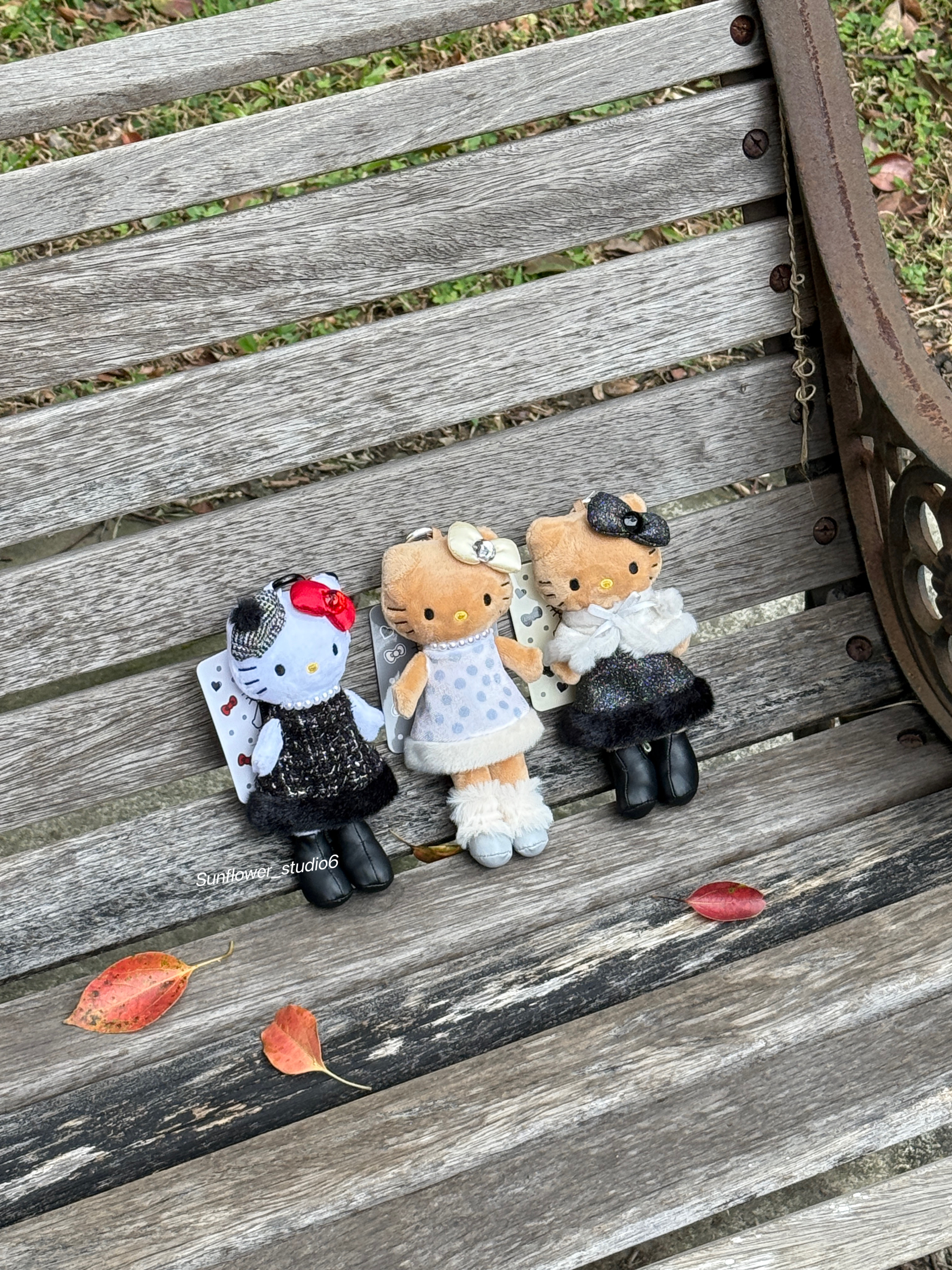 日本🇯🇵連線 Sanrio Hello Kitty 冬日長裙系列 毛絨吊飾 長腿 黑皮 珍珠 絨毛 披肩 小香風 3款(任買兩件711免運)/現貨