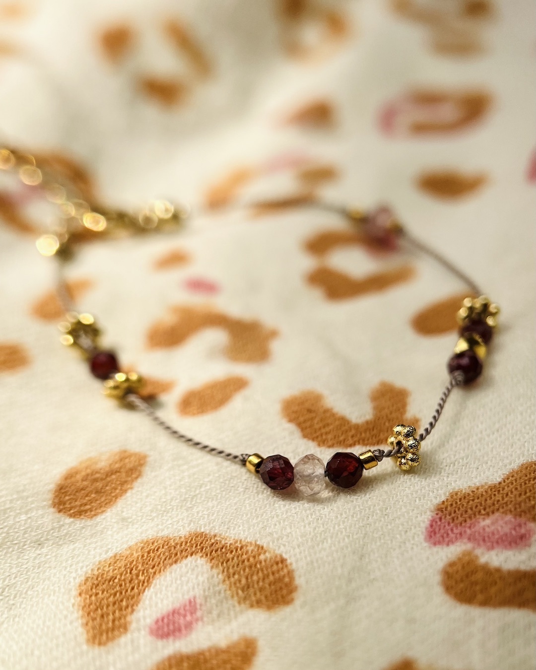 石榴石蠶絲手鍊 | 寶石手鍊