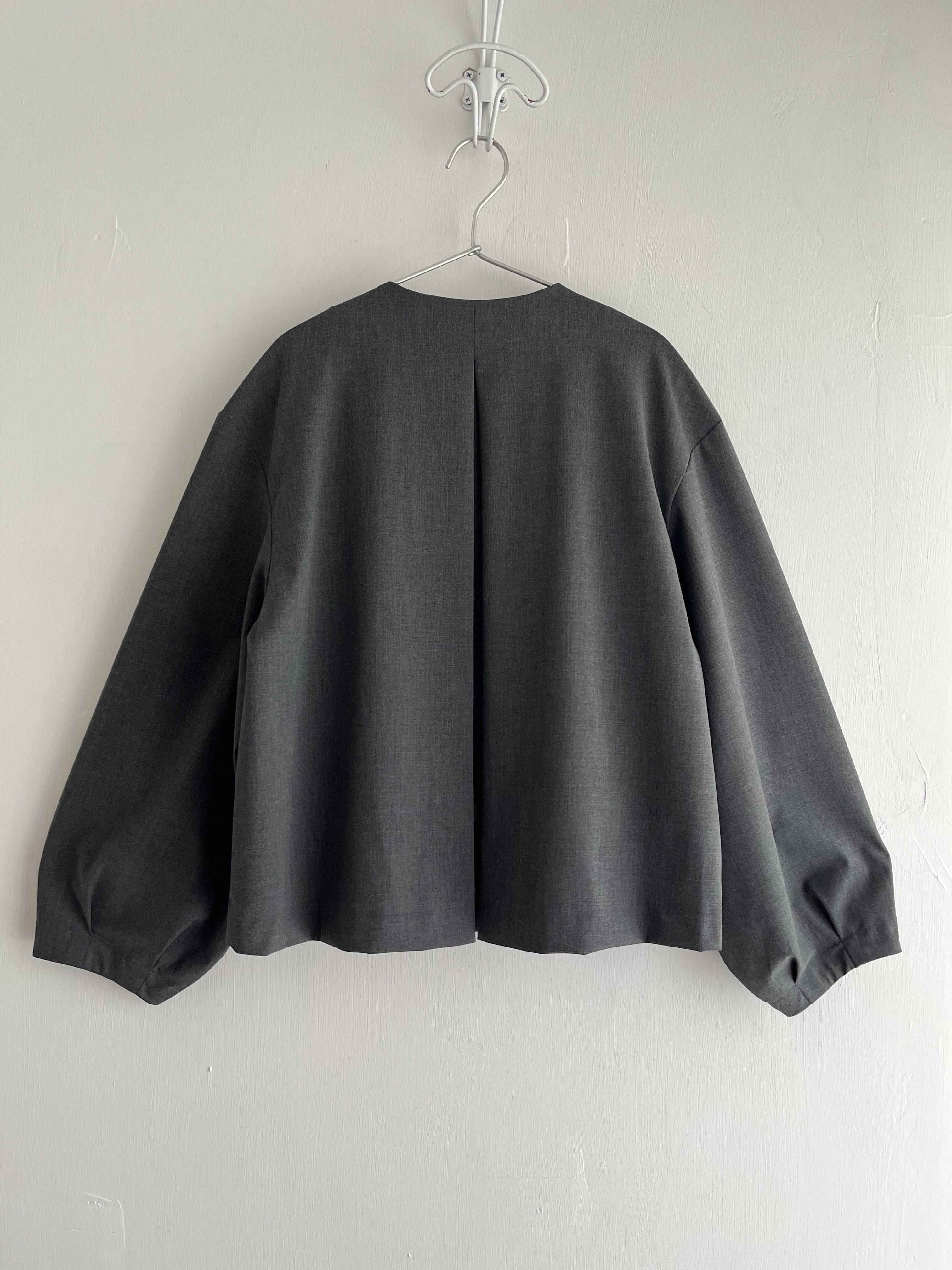 un cinq灰色V領西裝褸