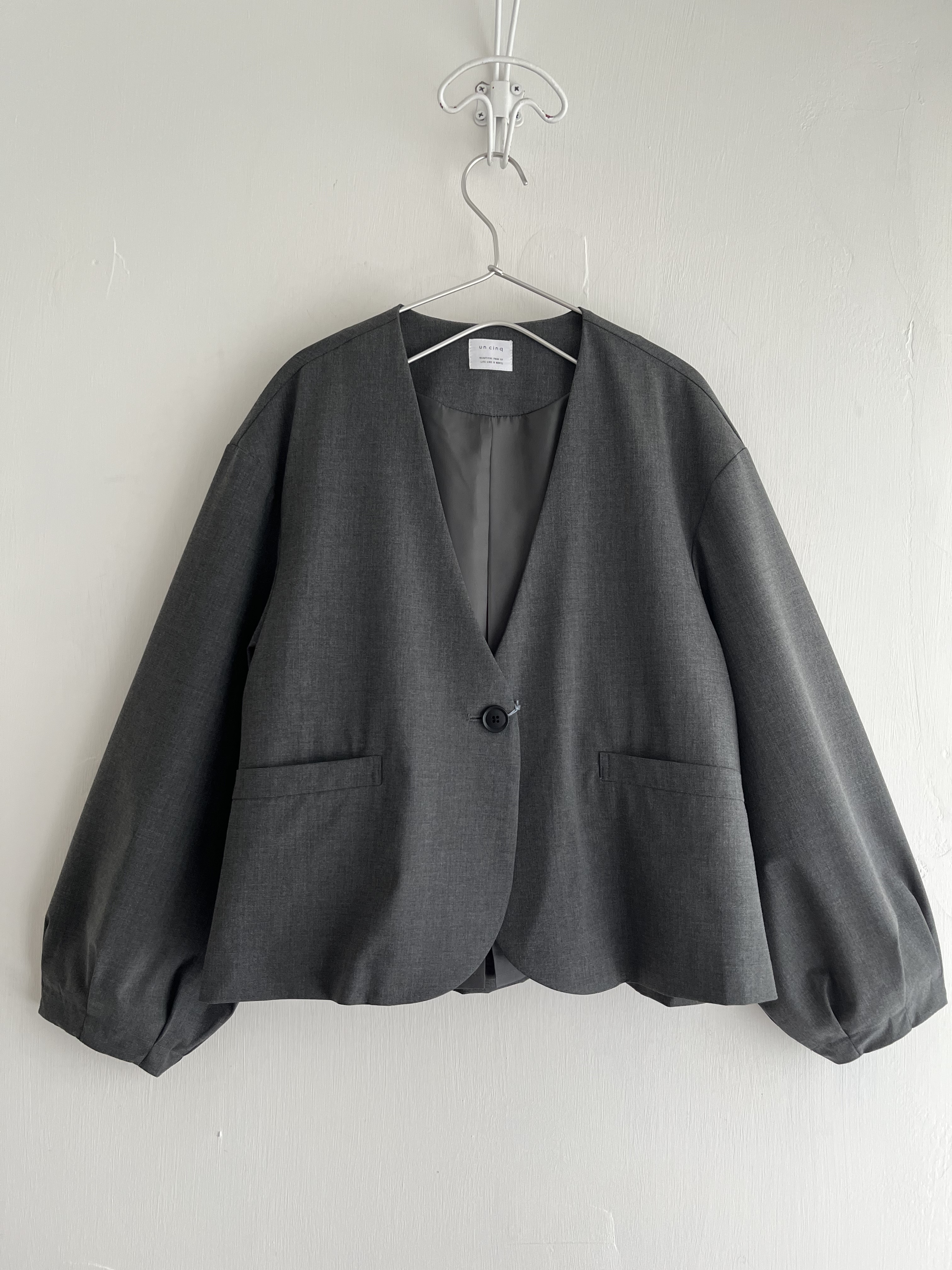 un cinq灰色V領西裝褸