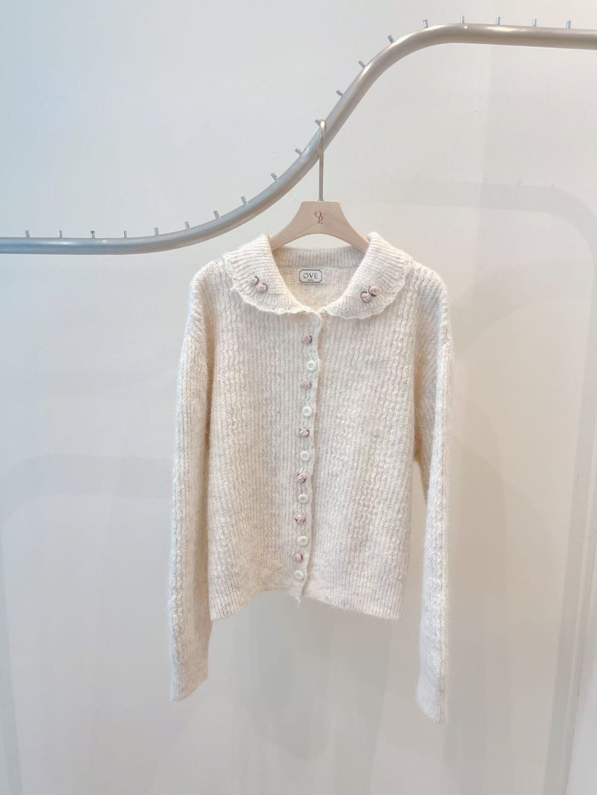 OV5242 立體玫瑰翻領排扣上衣- 米杏 *特價* (優惠碼同充值購物金不適用)