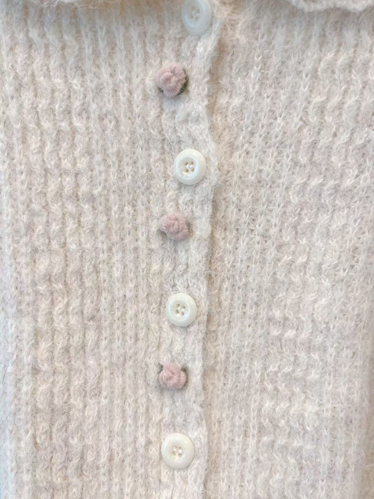 OV5242 立體玫瑰翻領排扣上衣- 米杏 *特價* (優惠碼同充值購物金不適用)