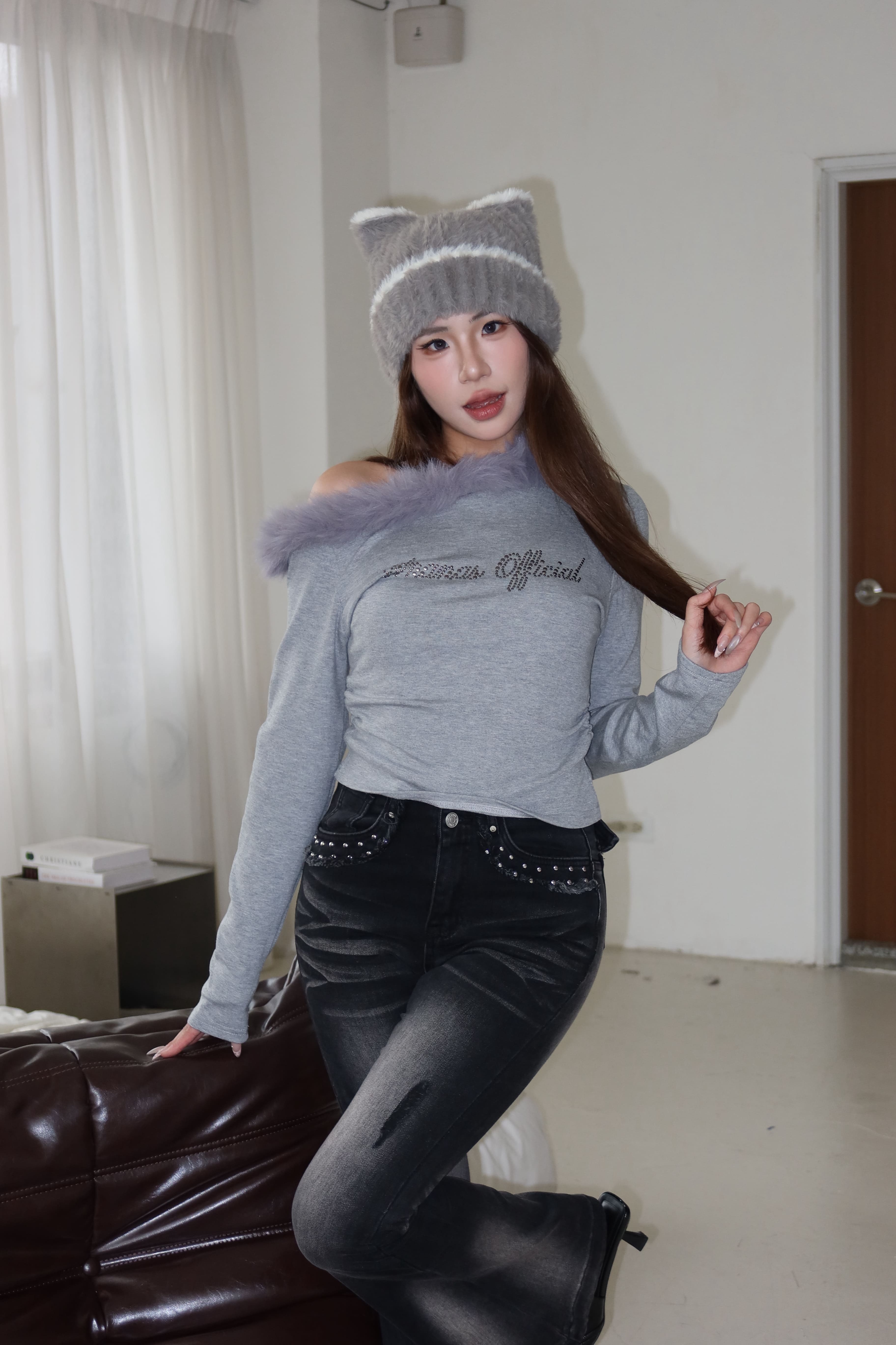 [ Ananas自訂款✨] 品牌LOGO毛毛斜肩上衣