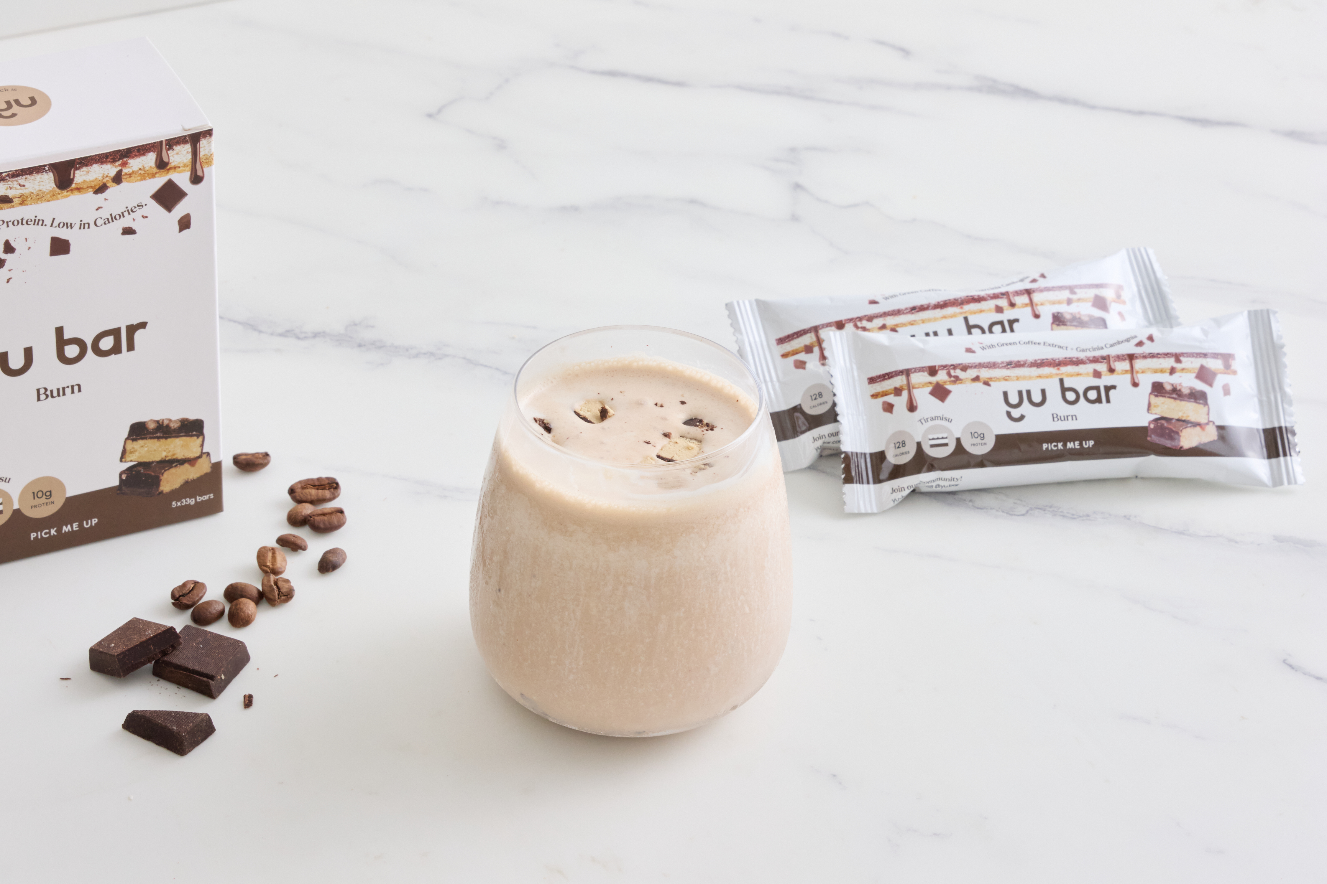 Yu Bar 提拉米蘇機能蛋白棒每根僅 128 大卡,同時補進一杯冰美式與一杯蛋白飲的能量組合