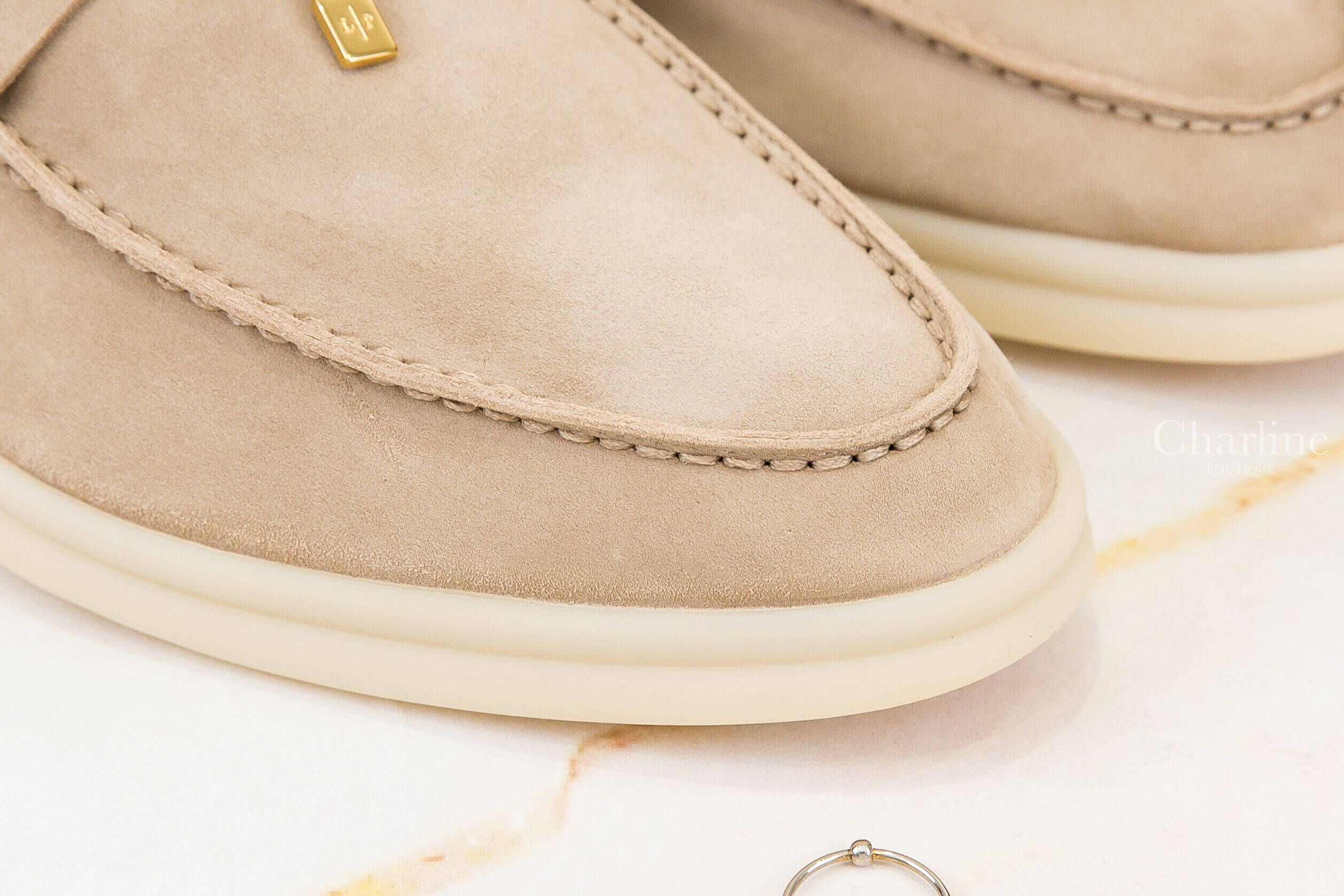 Loro Piana Summer Charms Walk Loafer 砂岩色金色墜飾柔軟麂皮步行樂福鞋