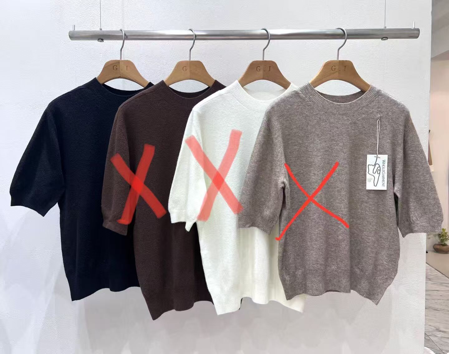 GI5301 黑色小企領珍珠短袖針織 *特價* (優惠碼同充值購物金不適用)