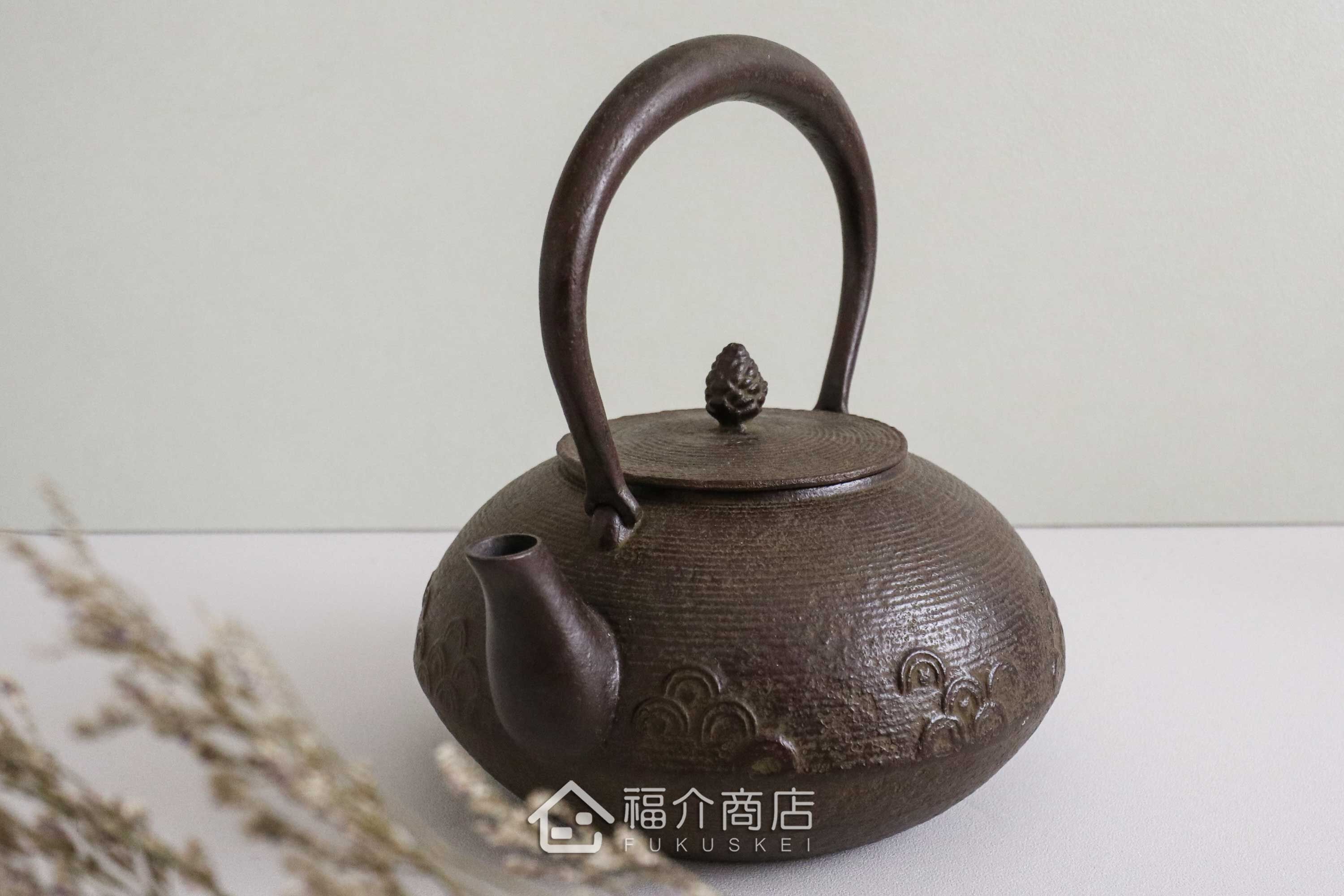 佐藤勝久所製作的日本鐵壺,壺身設計糸目紋上的青海波紋樣,煮水泡茶用的鐵壺