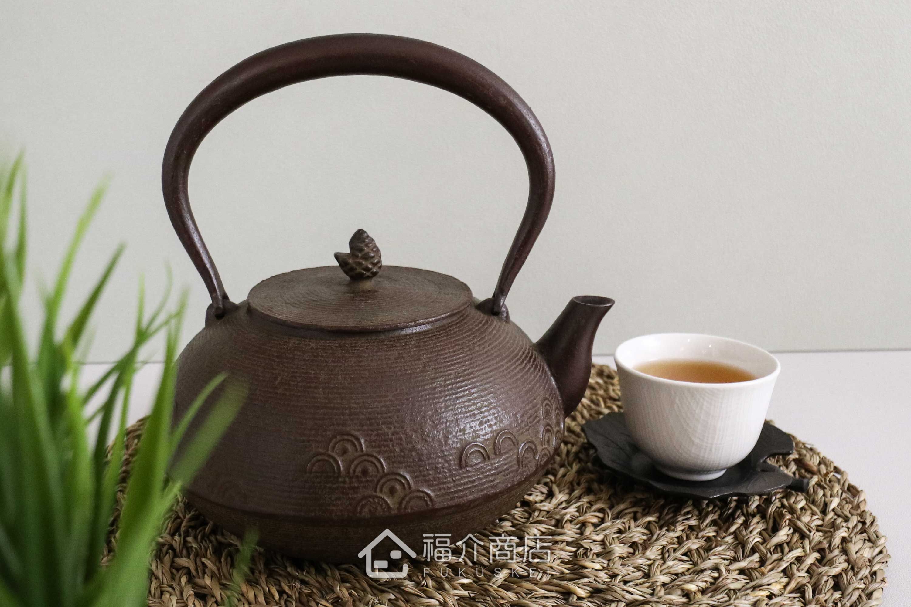 佐藤勝久所製作的日本鐵壺,壺身設計糸目紋上的青海波紋樣,煮水泡茶用的鐵壺