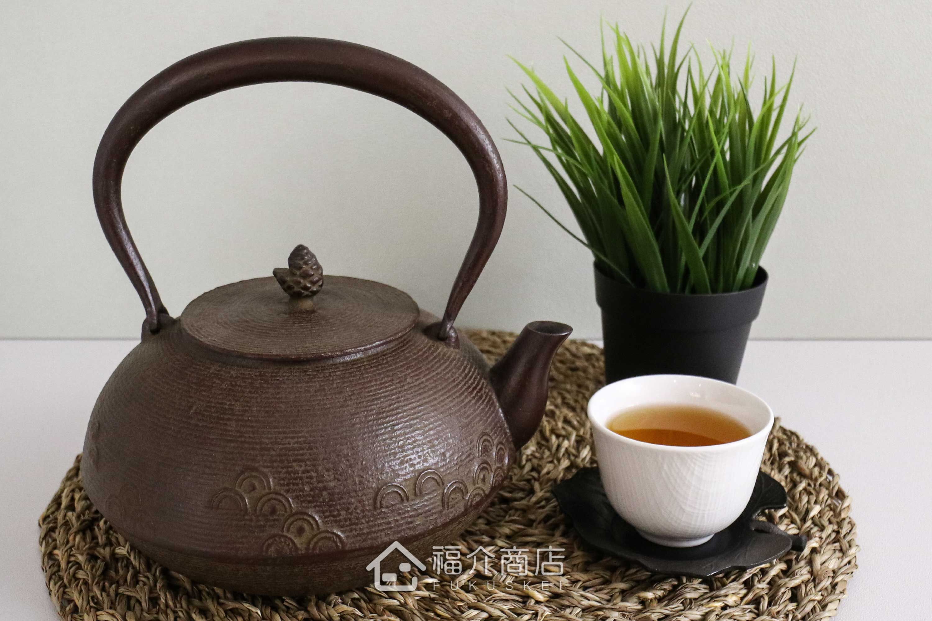 佐藤勝久所製作的日本鐵壺,壺身設計糸目紋上的青海波紋樣,煮水泡茶用的鐵壺