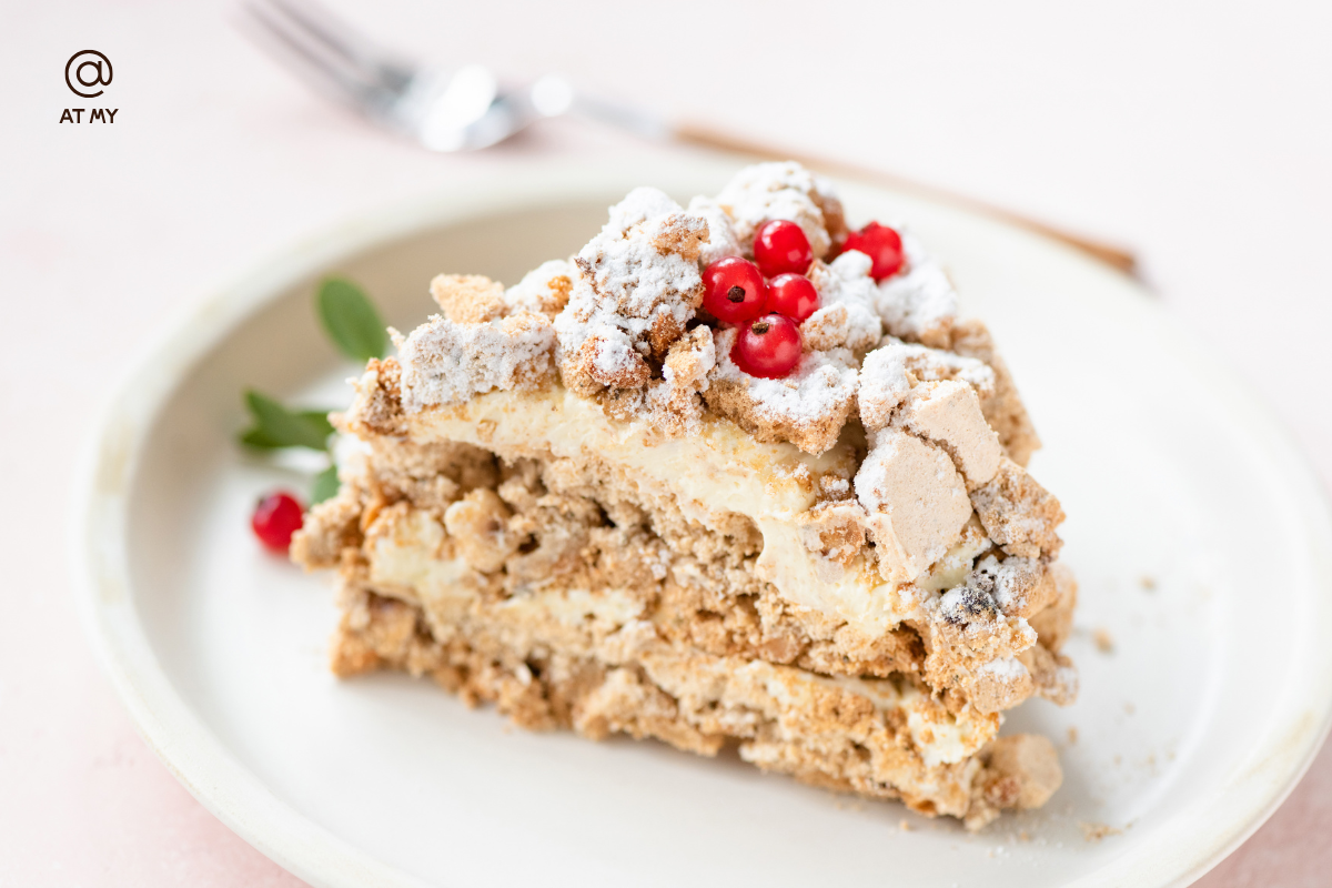 經典法式達克瓦茲起源蛋糕，杏仁蛋白霜層層堆疊，展現法國傳統甜點工藝