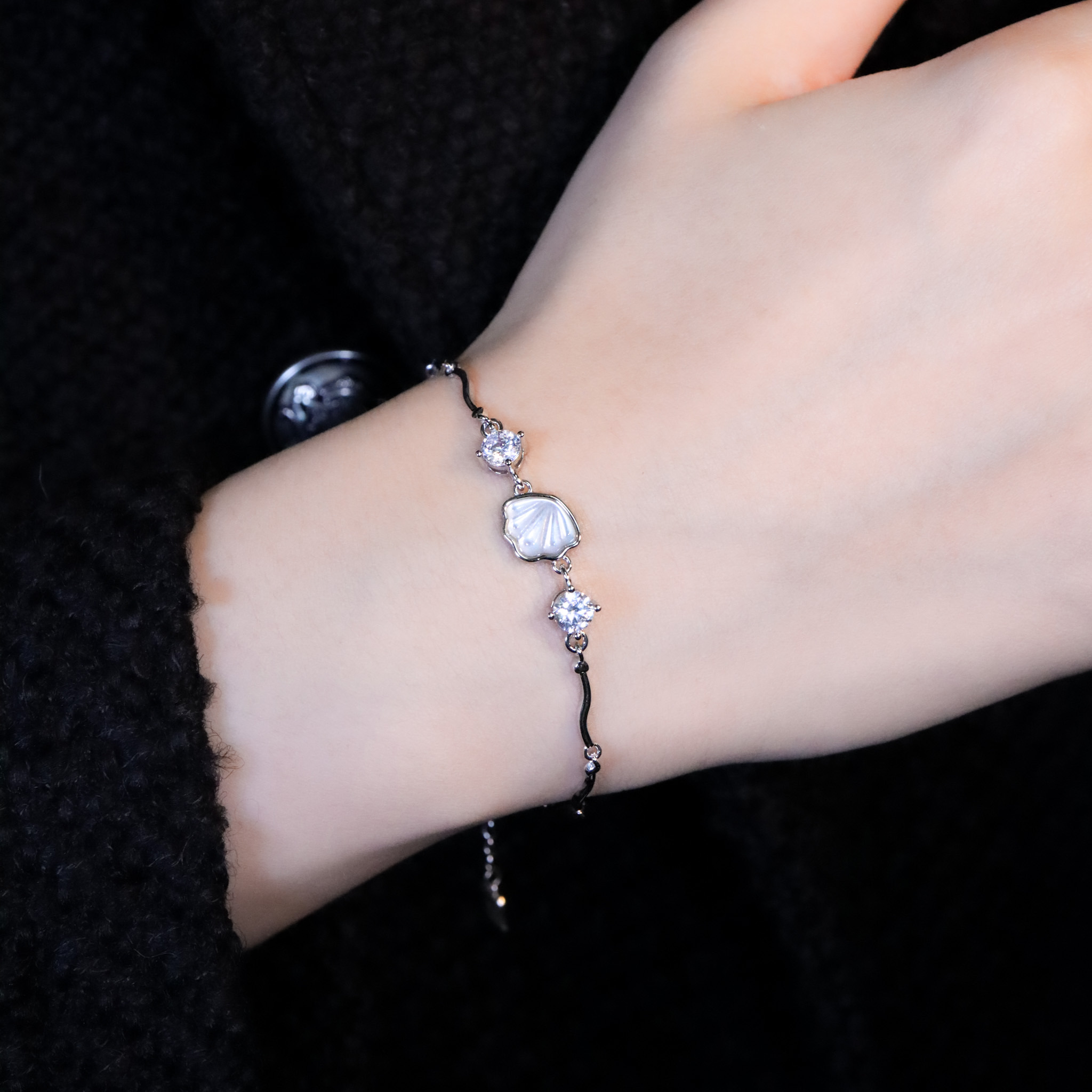 | 925純銀・厚鍍白金 | 愛意純潔貝殼軟手鐲 | BR1467 |