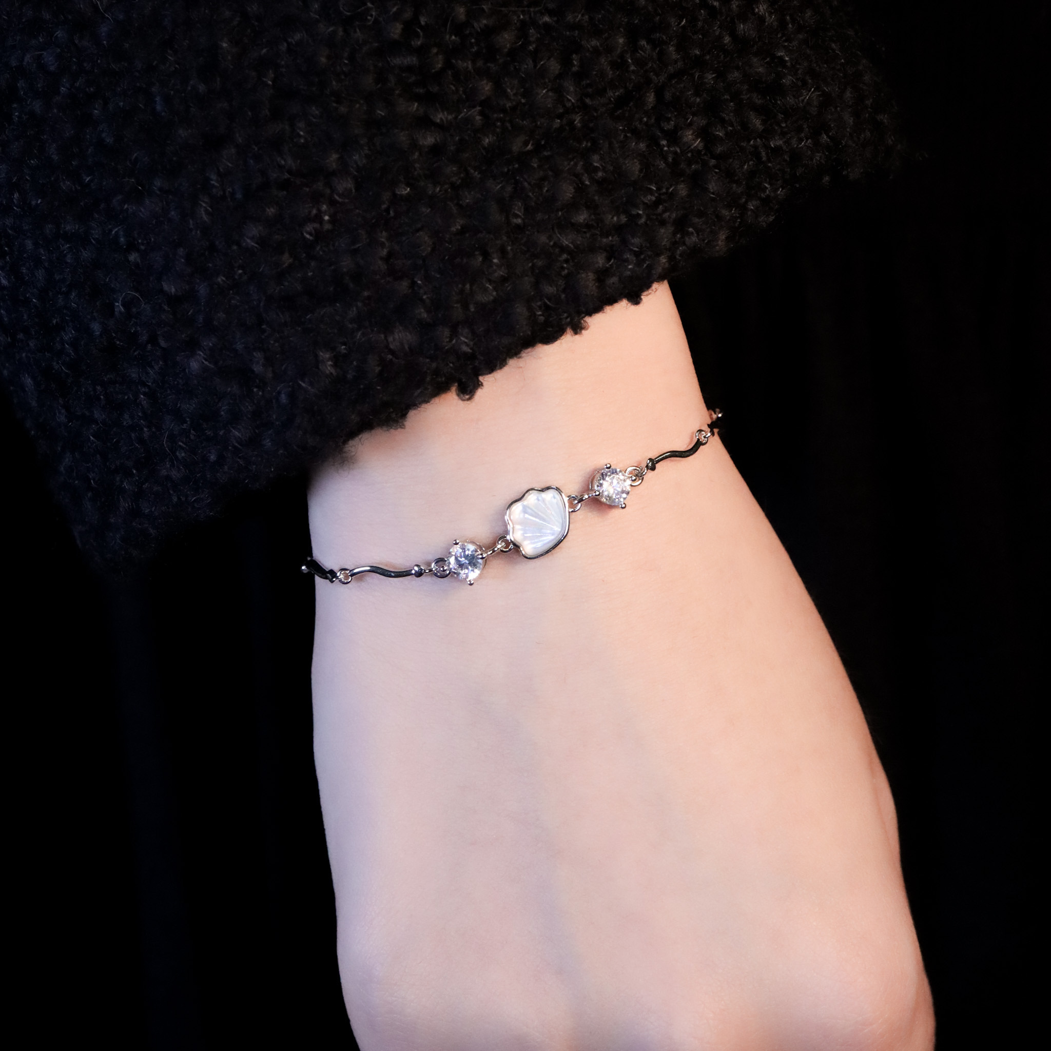 | 925純銀・厚鍍白金 | 愛意純潔貝殼軟手鐲 | BR1467 |