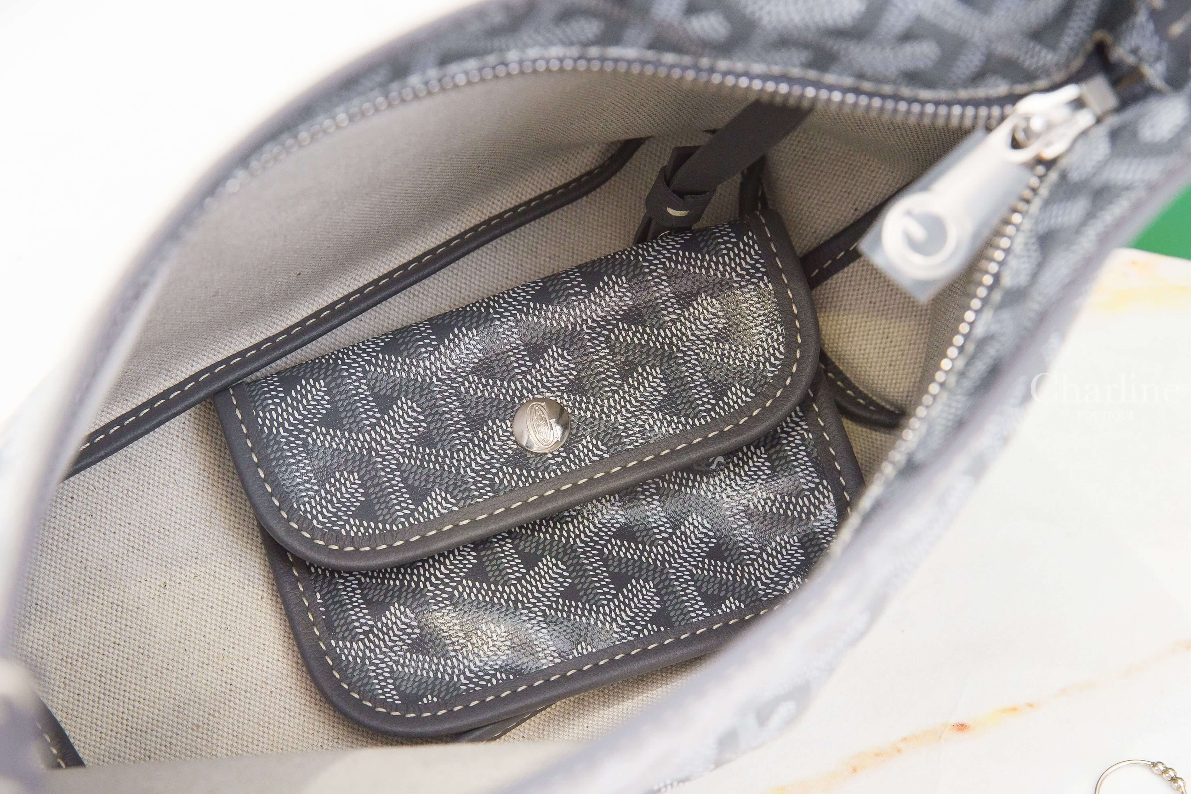 Goyard Hobo Bohème Mini 灰色 Goyardine 帆布牛皮迷你肩背包 Goyardine 帆布包身與皮革飾邊細節
