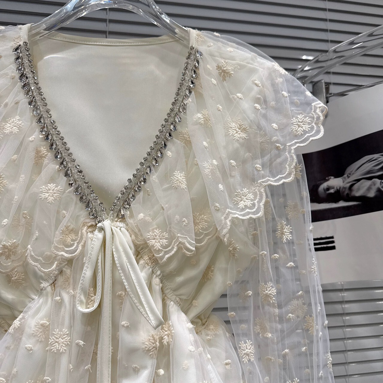 V領花朵刺繡袖透膚上衣