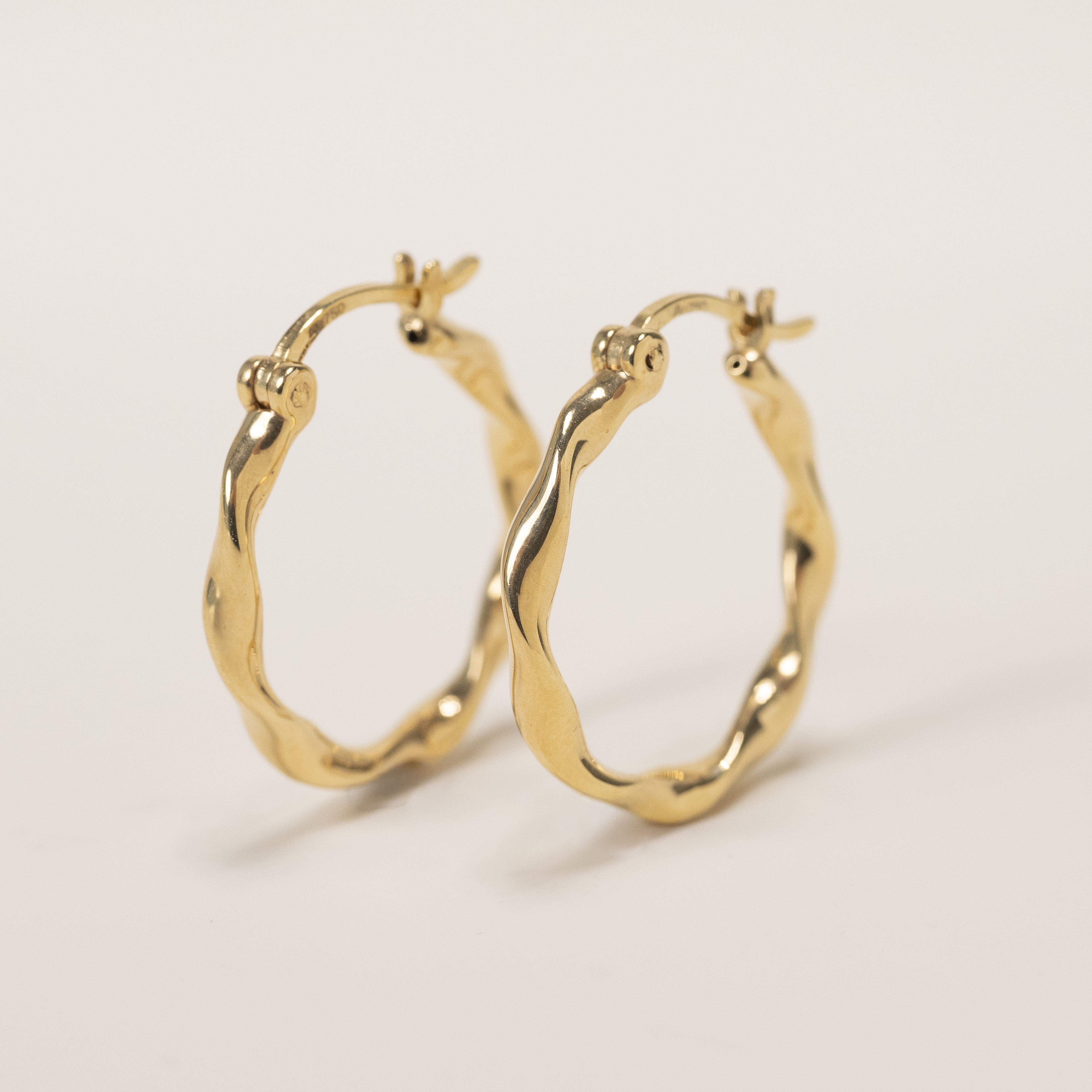 18k Twistie Hoop Earring