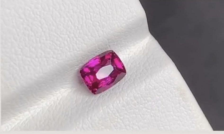 濃郁 艷紫 藍寶  0.795克拉 高級枕方切割  乾淨玻璃體 顏色明亮 濃郁 高貴優雅 火彩犀利璀璨 完美  4.3×5.4×3.4mm 市價9萬  特價🉐1.5萬 一顆  性價比很高 買到賺到