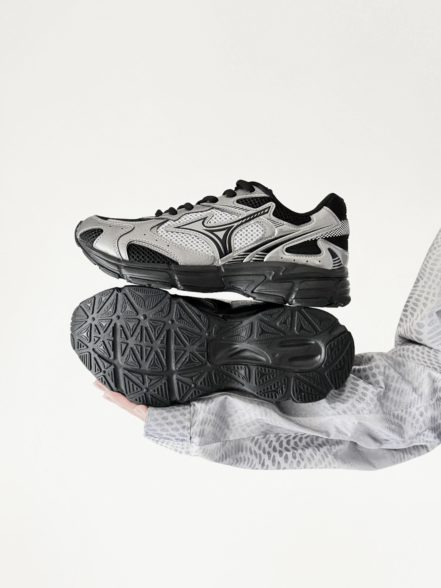 代購-Mizuno Speed 2K 黑馬 復古機能  跑鞋 男女同款 槍灰銀 D1GH252908