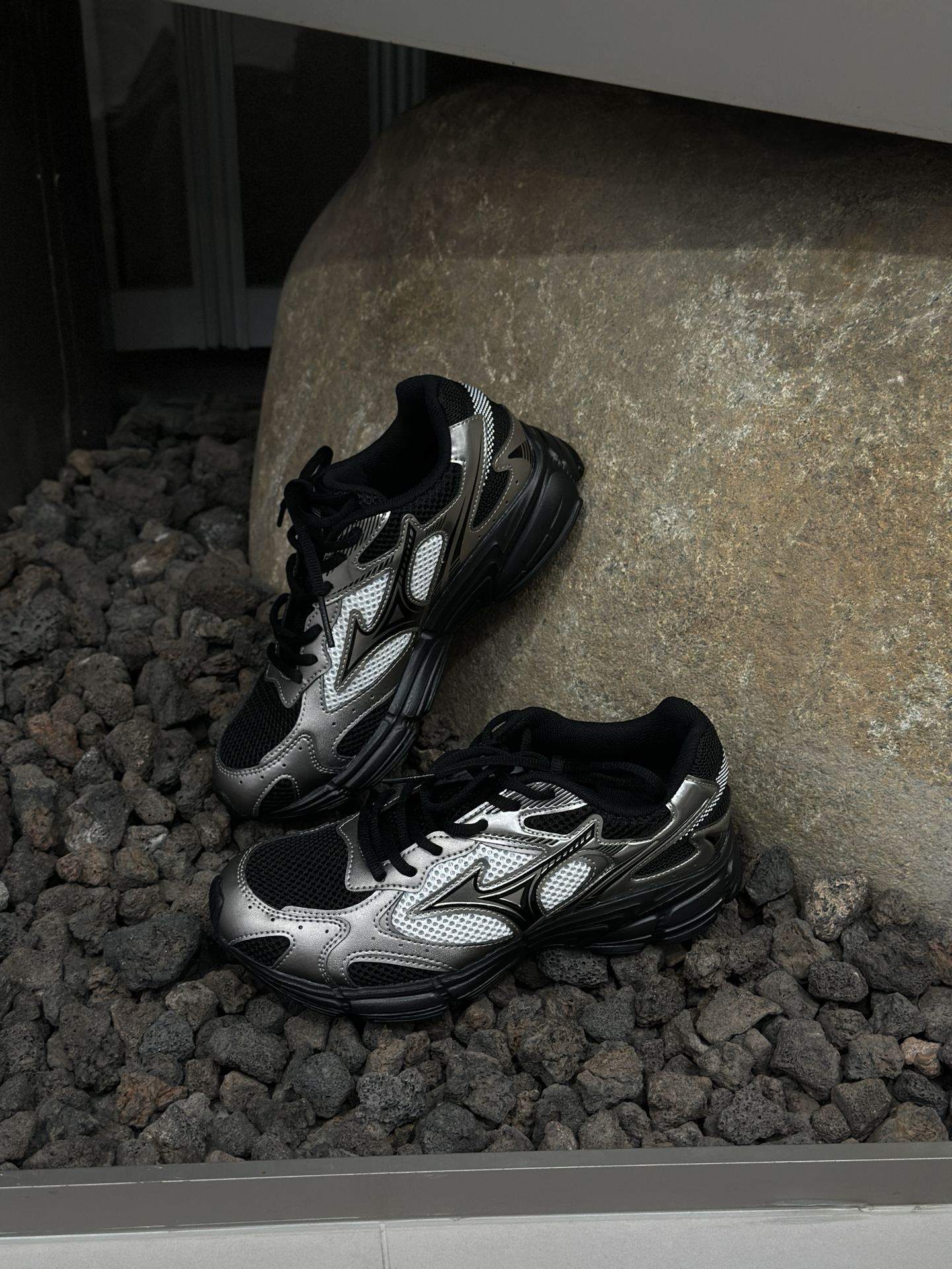 代購-Mizuno Speed 2K 黑馬 復古機能  跑鞋 男女同款 槍灰銀 D1GH252908